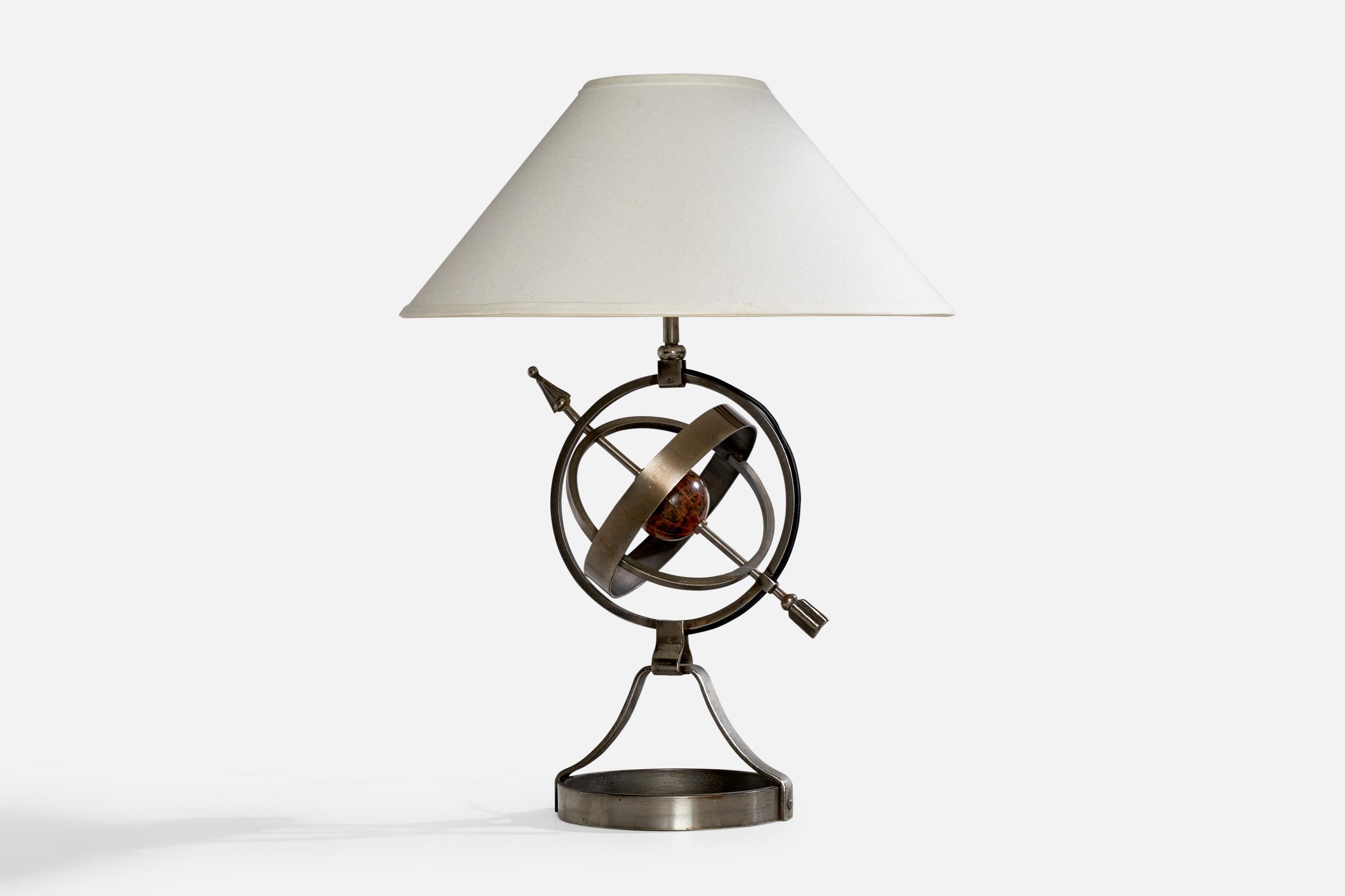 Lampada da tavolo in acciaio e cartapesta progettata e prodotta da Jean-Pierre Ryckaert, Francia, anni '50 circa.

Dimensioni della lampada (pollici): 23,1
