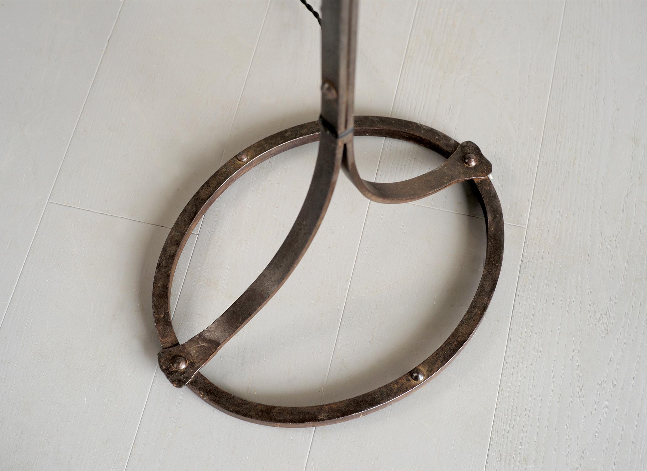Jean-Pierre Ryckaert, lampadaire en fer forgé, France 1950 sur 1stDibs