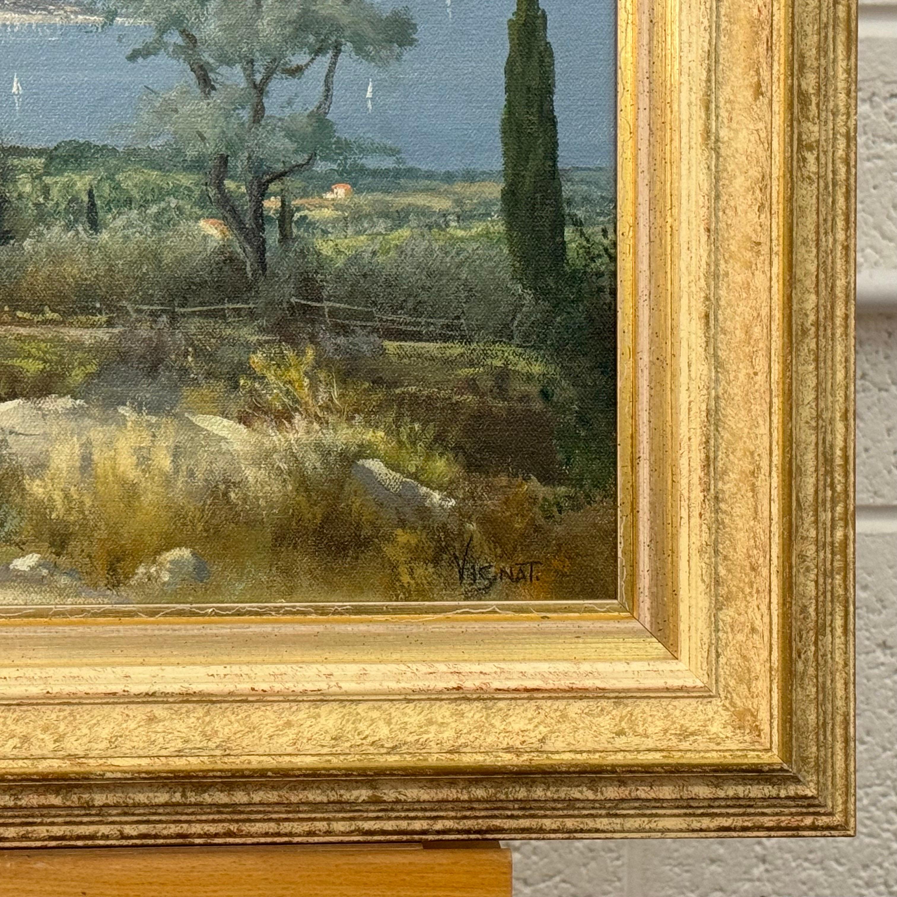 Scena costiera mediterranea con proprietà rurali e alberi nella campagna francese, dell'artista francese del XX secolo Jean-Pierre Vignat (nato nel 1913) 

L'arte misura 21 x 14,5 pollici 
La cornice misura 28 x 21,5 pollici (circa) 

Originale,