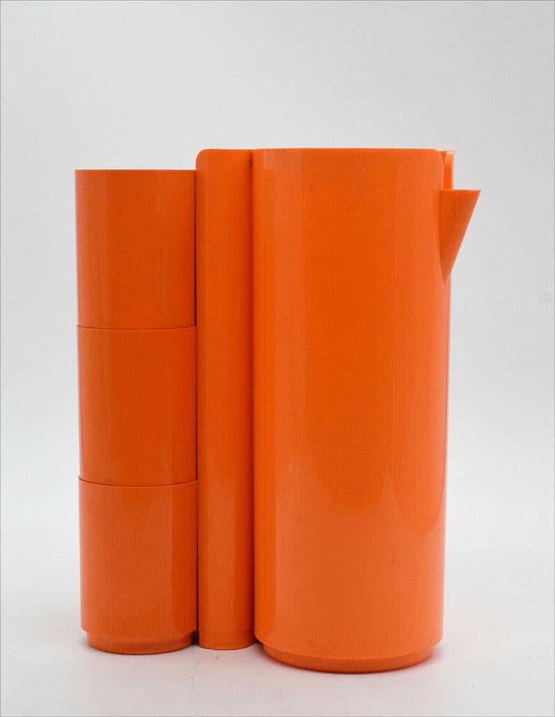 Service à boire conçu par Jean Pierre Vitrac, France, années 1970.

Set design en plastique alimentaire composé d'une carafe et de six verres empilables.

En parfait état.