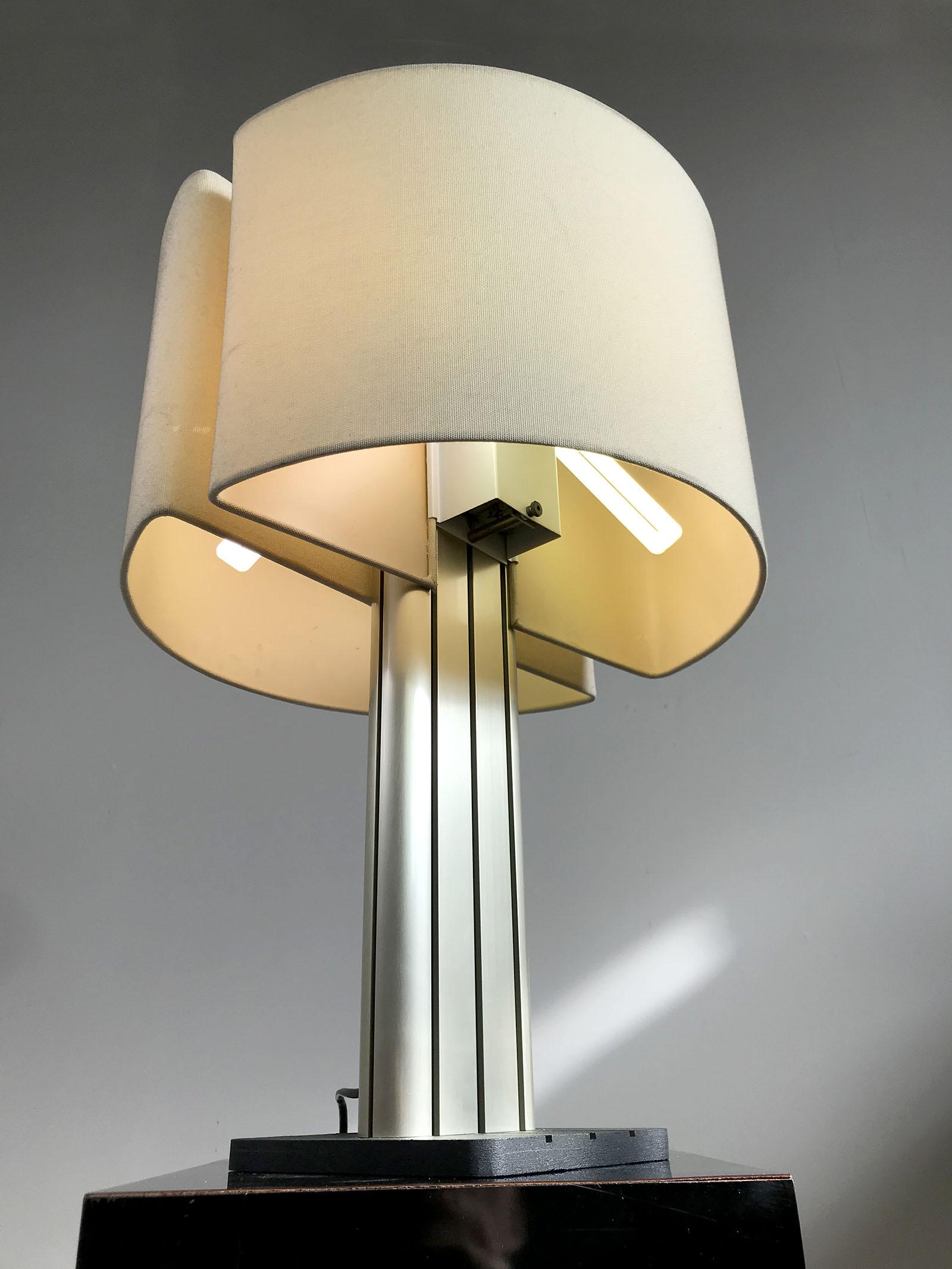 Large Strigam lamp by Jean-Pierre Vitrac for Verre et Lumière, France, 1983. Base in cast aluminum, barrel in anodized aluminum.
Rare version with double lampshade, lighting provided by 4 fluorescent lamps.
Very good original condition.