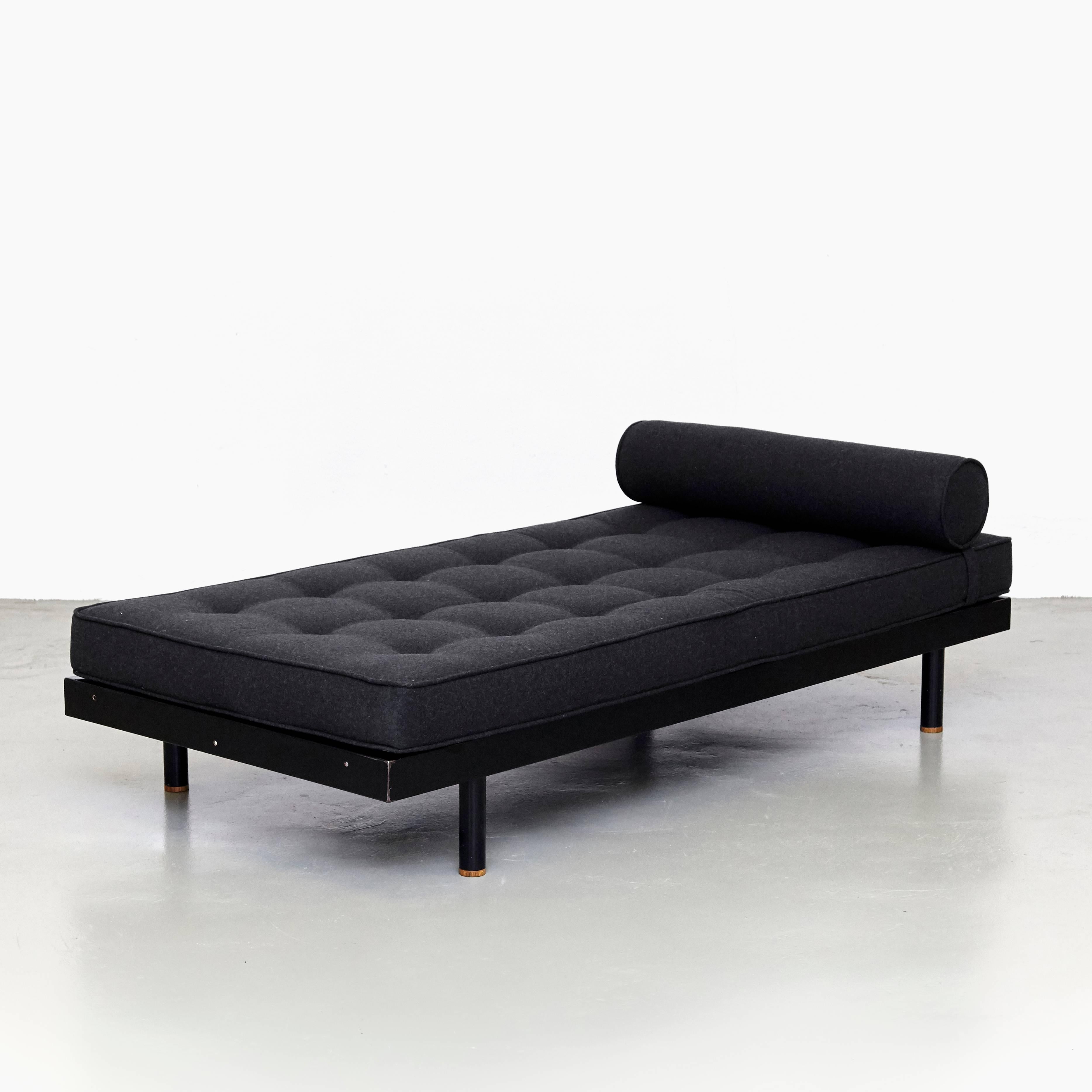 Jean Prouve Mid Century Modern Metal Black SCAL French Daybed, circa 1950 In Good Condition In Barcelona, Barcelona