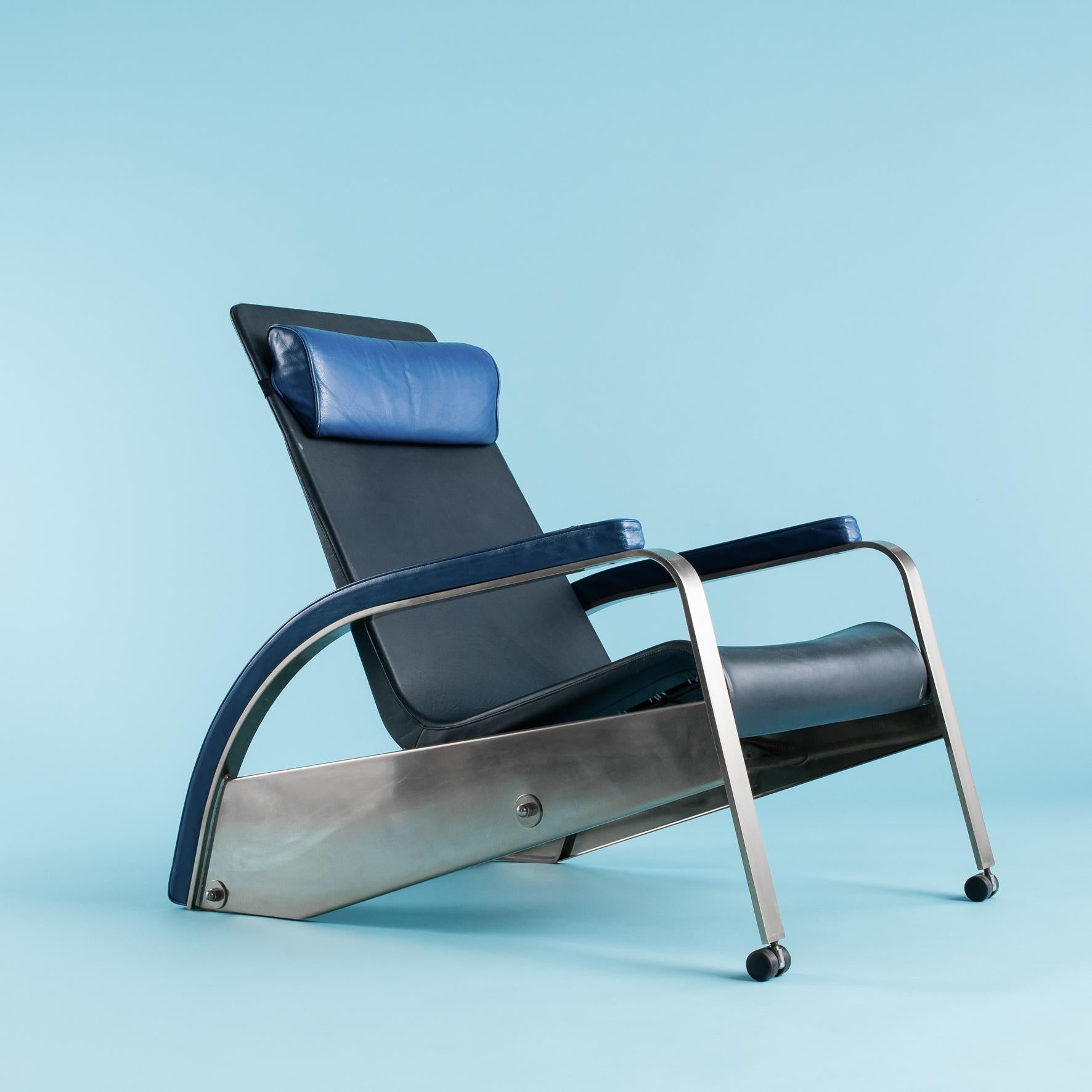 Jean Prouvé  (1901-1984)
Grand Repos armchair (creation 1930)
Tecta edition, Germany, circa 1985
Chrome-plated steel, sheet steel, dark blue and blue leather, plastic castors. Adjustable tilt
Height 90 x Width 70 x Depth 110 cm

Details :

In 1930,