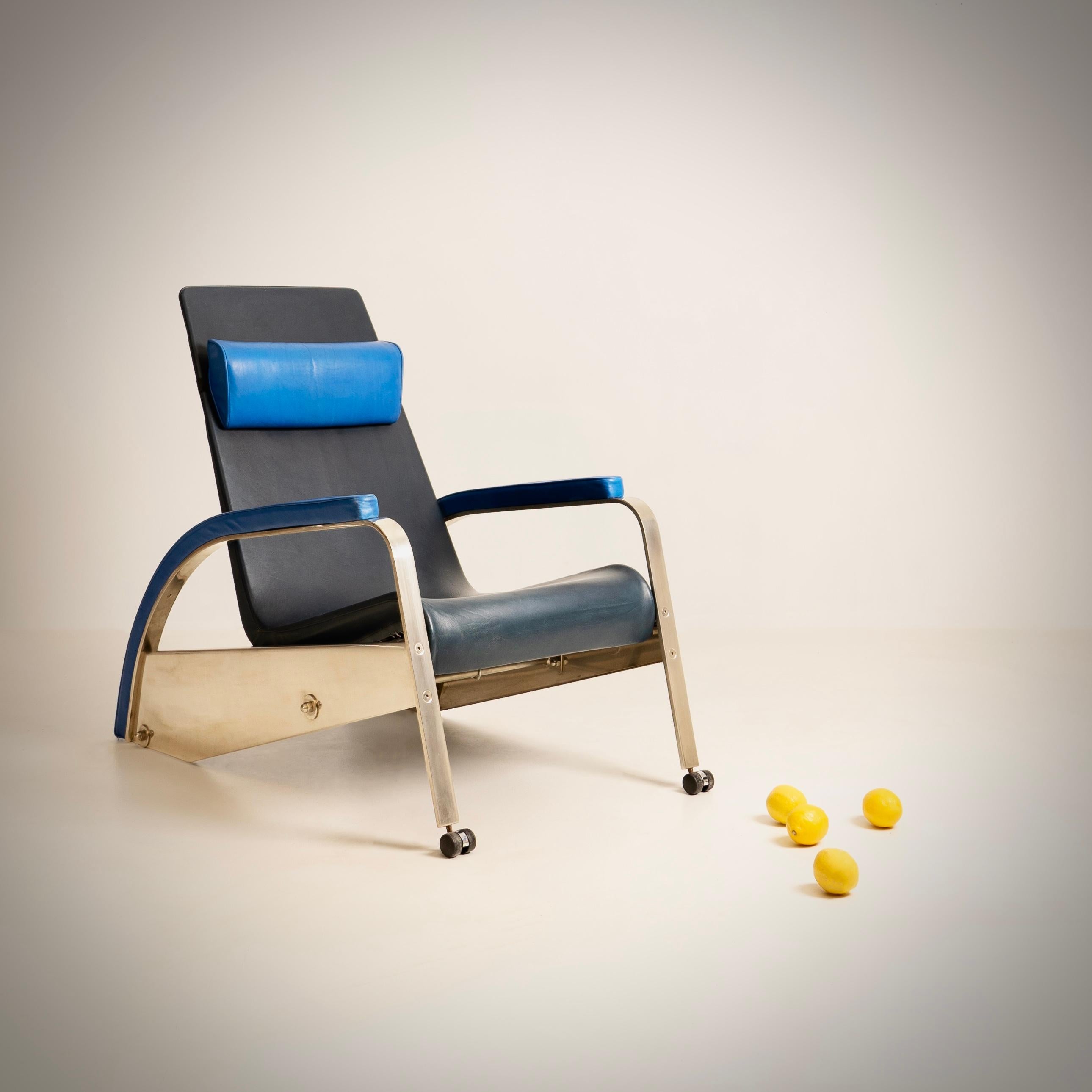 Jean Prouvé  (1901-1984)
Grand Repos armchair (creation 1930)
Tecta edition, Germany, circa 1985
Chrome-plated steel, sheet steel, dark blue and blue leather, plastic castors. Adjustable tilt
Height 90 x Width 70 x Depth 110 cm

Details :

In 1930,