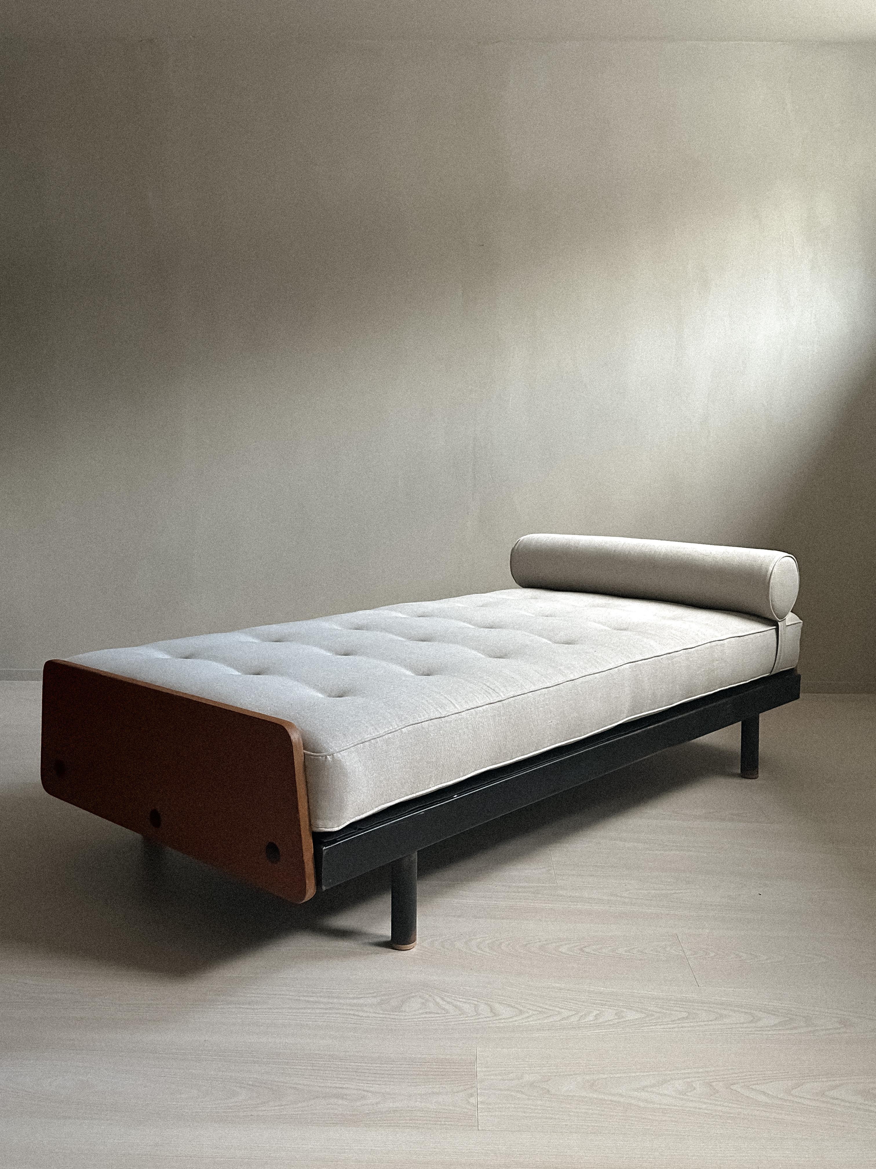 Introducing the stunning S.C.A.L daybed, designed by renowned French architect and designer, Jean Prouvé (1901-1984). This daybed is a perfect example of Prouvé's signature blend of functionality and style. The daybed is crafted with mahogany