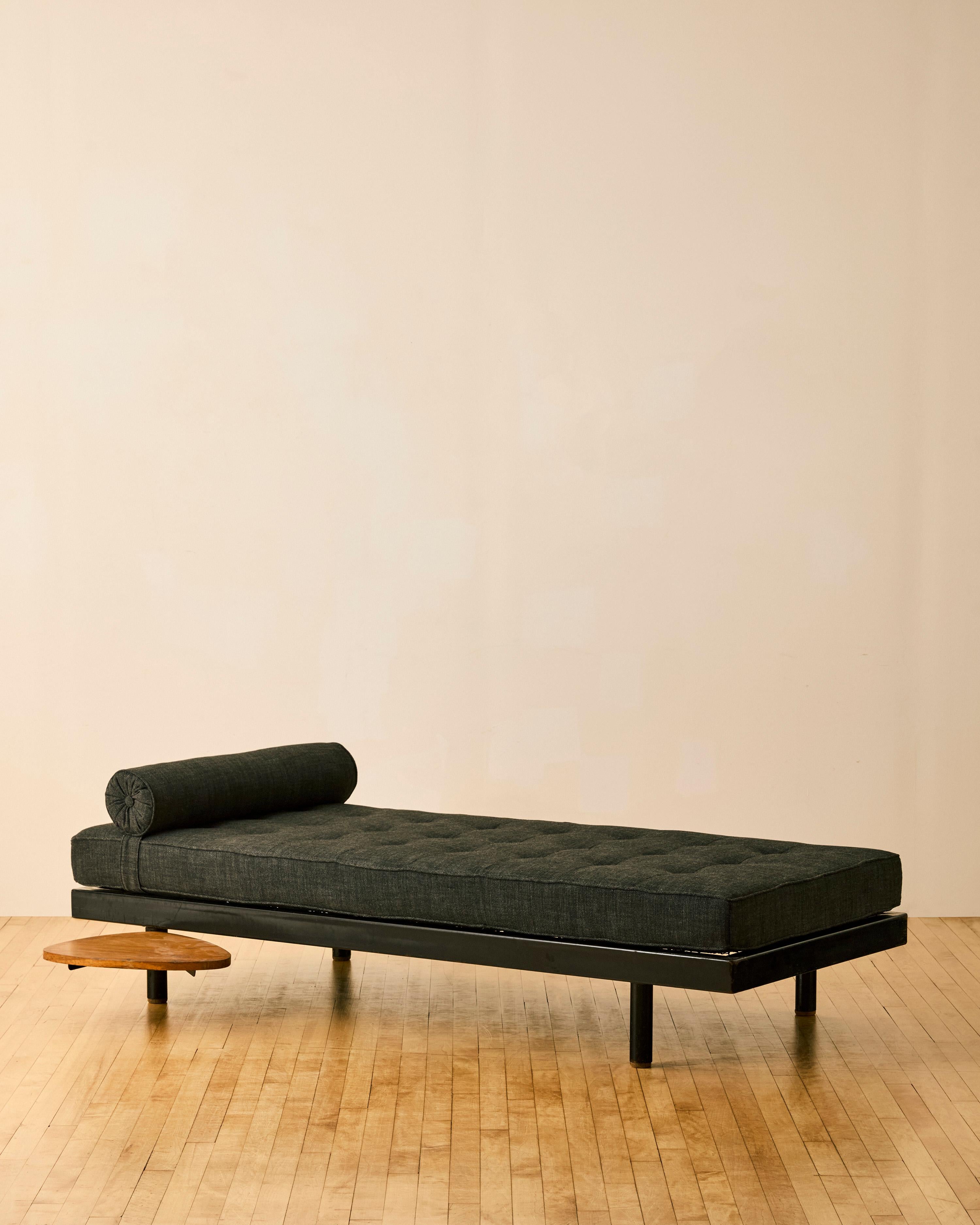 Jean Prouvé und Charlotte Perriand SCAL Liege, Modell Nr. 450 um 1950. Mit moderner Polsterung und drehbarem Beistelltisch aus Eiche. H

Die angegebene Höhe umfasst das Kissen. 