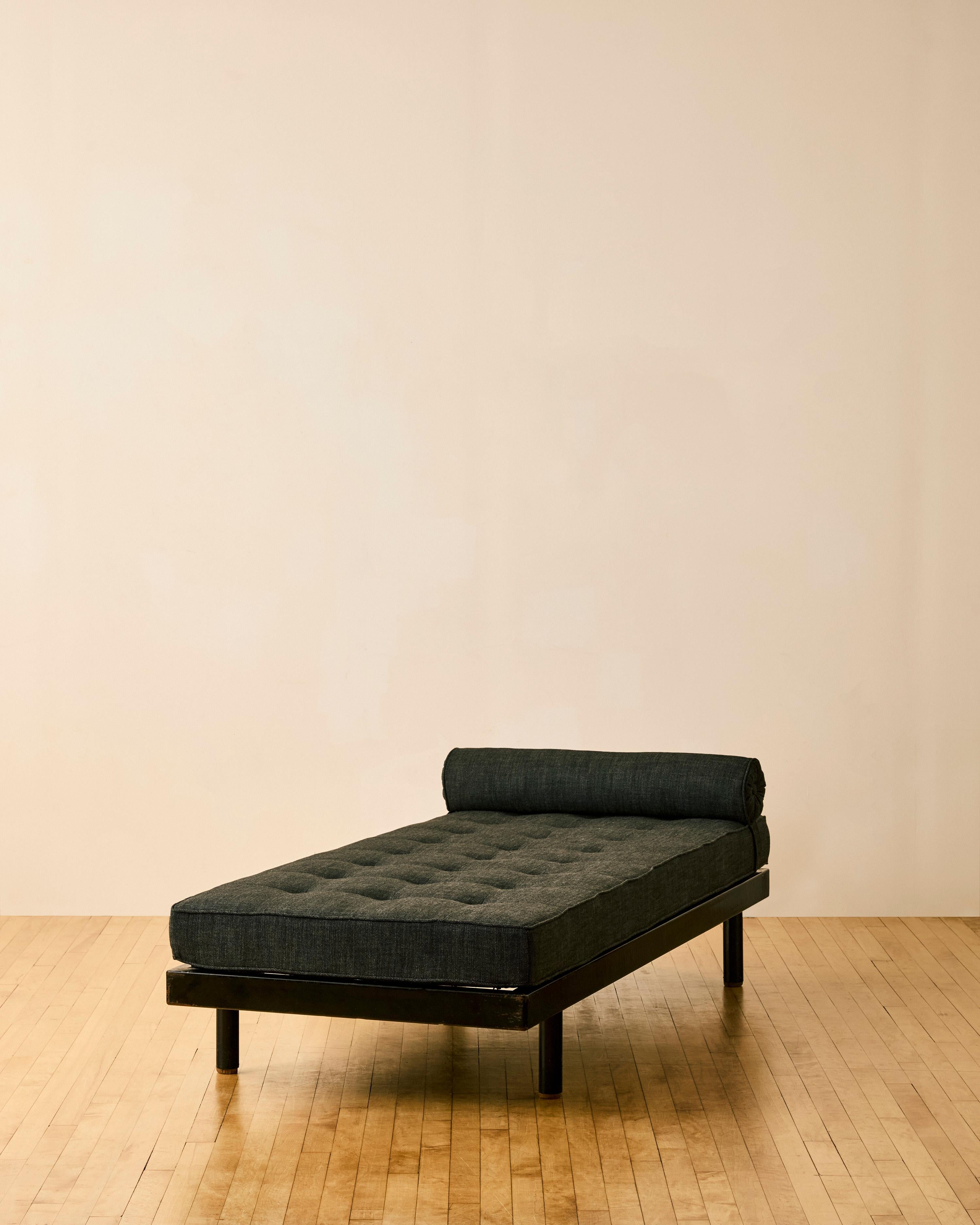 Jean Prouve und Charlotte Perriand SCAL Liege um 1950 (Emailliert) im Angebot