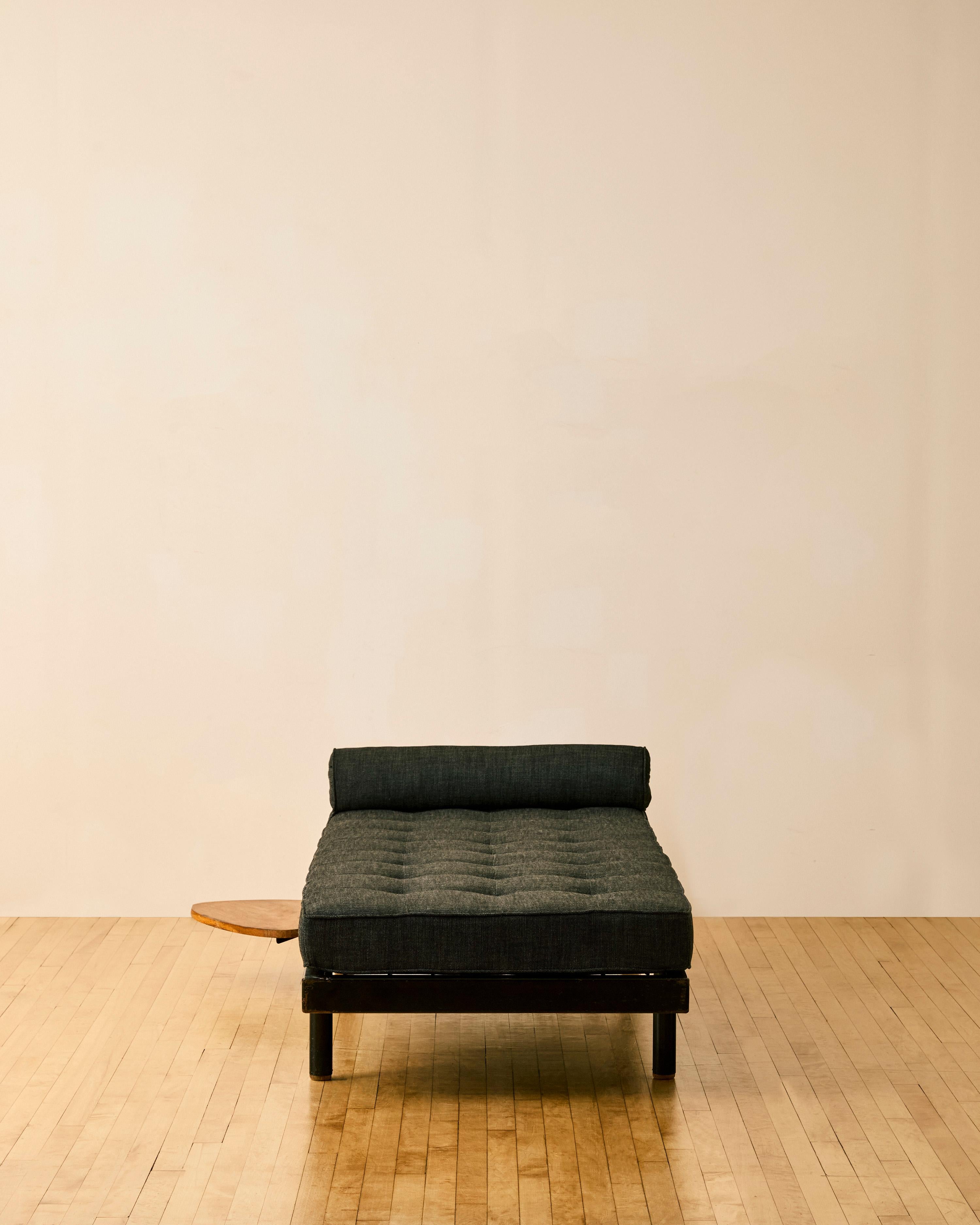 Jean Prouve und Charlotte Perriand SCAL Liege um 1950 im Zustand „Gut“ im Angebot in Long Island City, NY