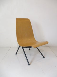 Jean Prouve Antony-Stuhl aus der Vitra-Kollektion in limitierter Auflage