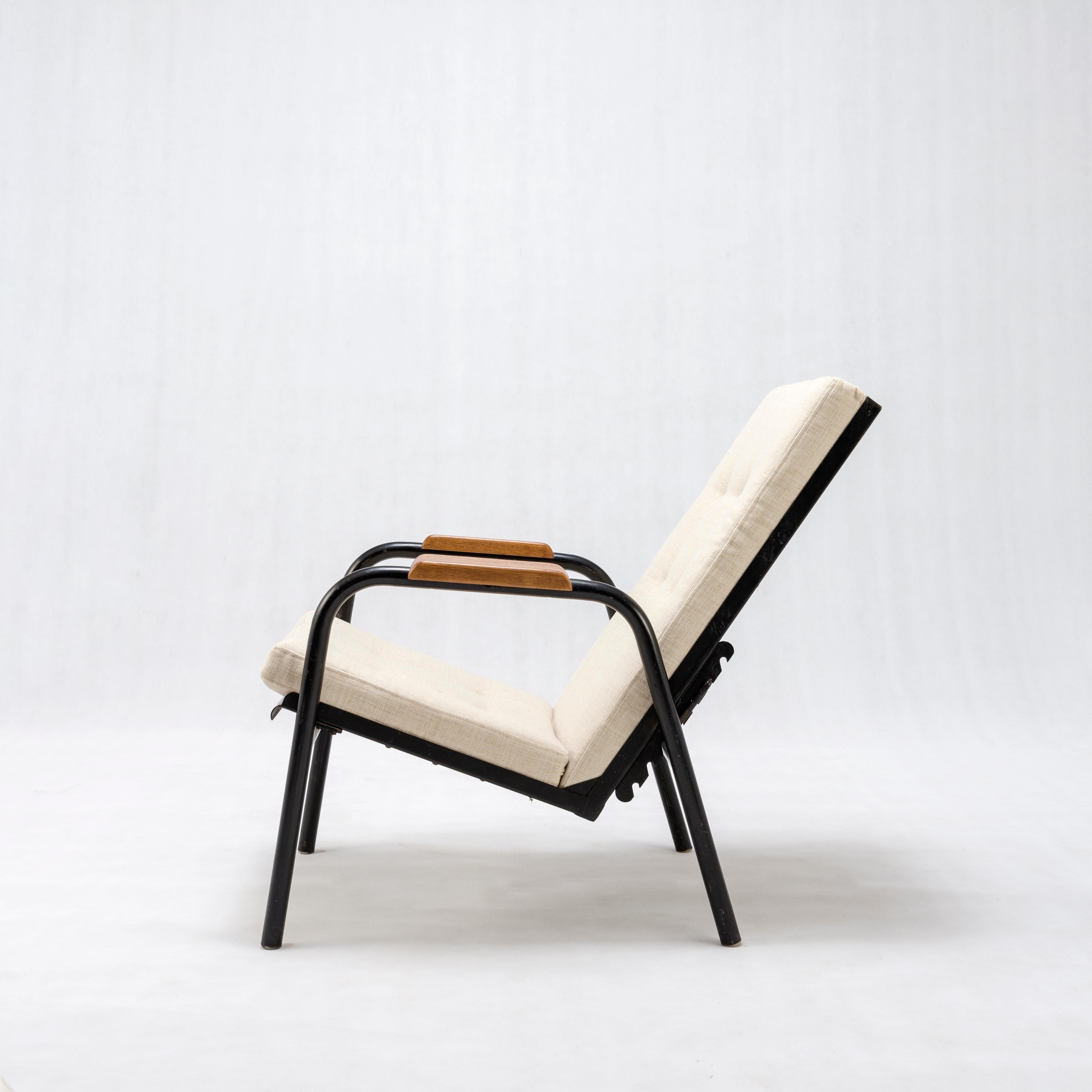 Jean Prouvé armchair with reclining system
Provenance: Religious Community of Lorraine
Black painted metal, wood
Reupholstered in beige linen
France, circa 1950.