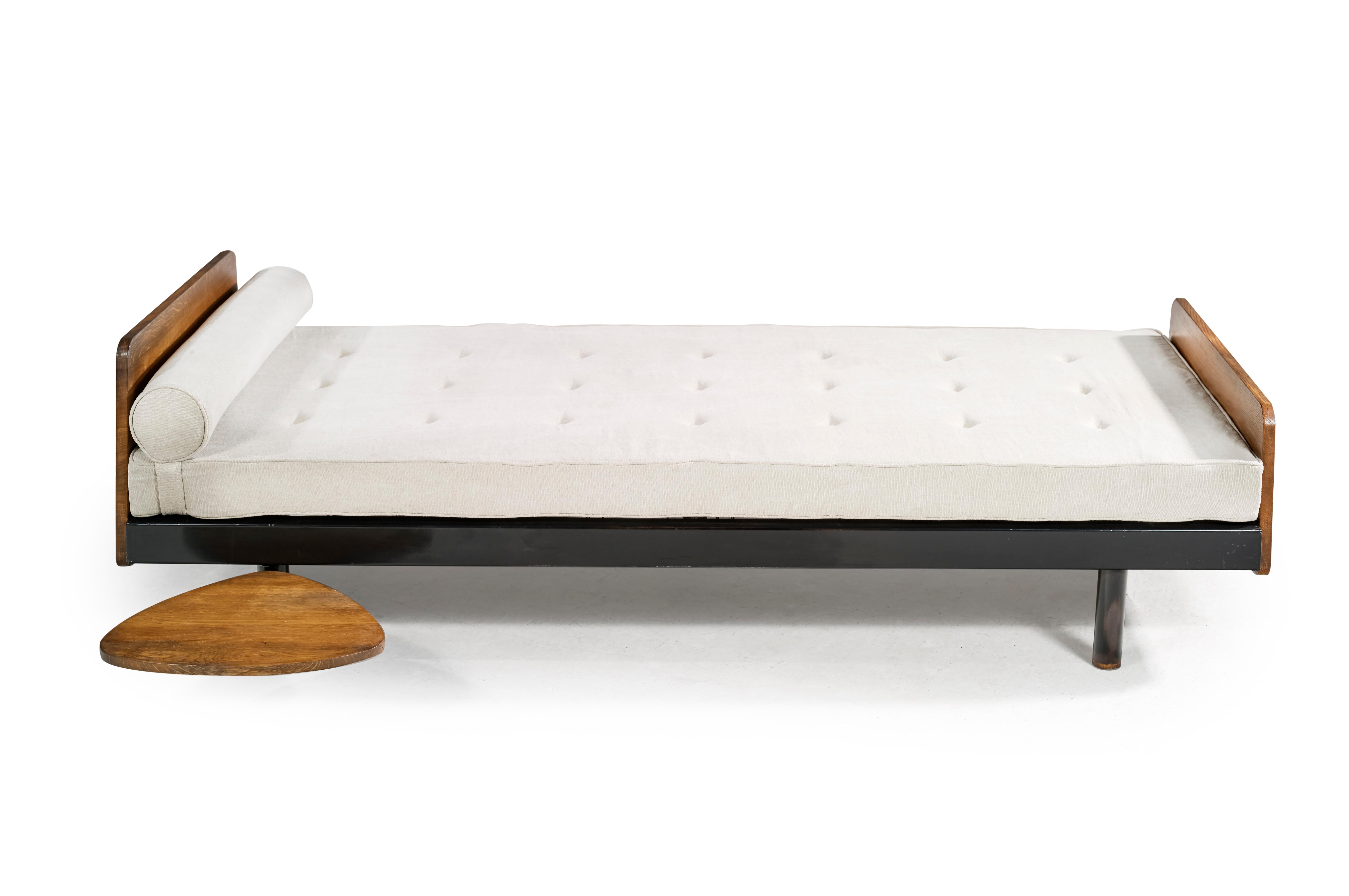 Jean Prouvé (1901-1984)
Rare bed mod. SCAL No. 452, circa 1950
Base and structure in folded sheet steel and black lacquered steel tubes, solid wood glides, Linen.
Steph Simon Edition.

Bibliography: 
