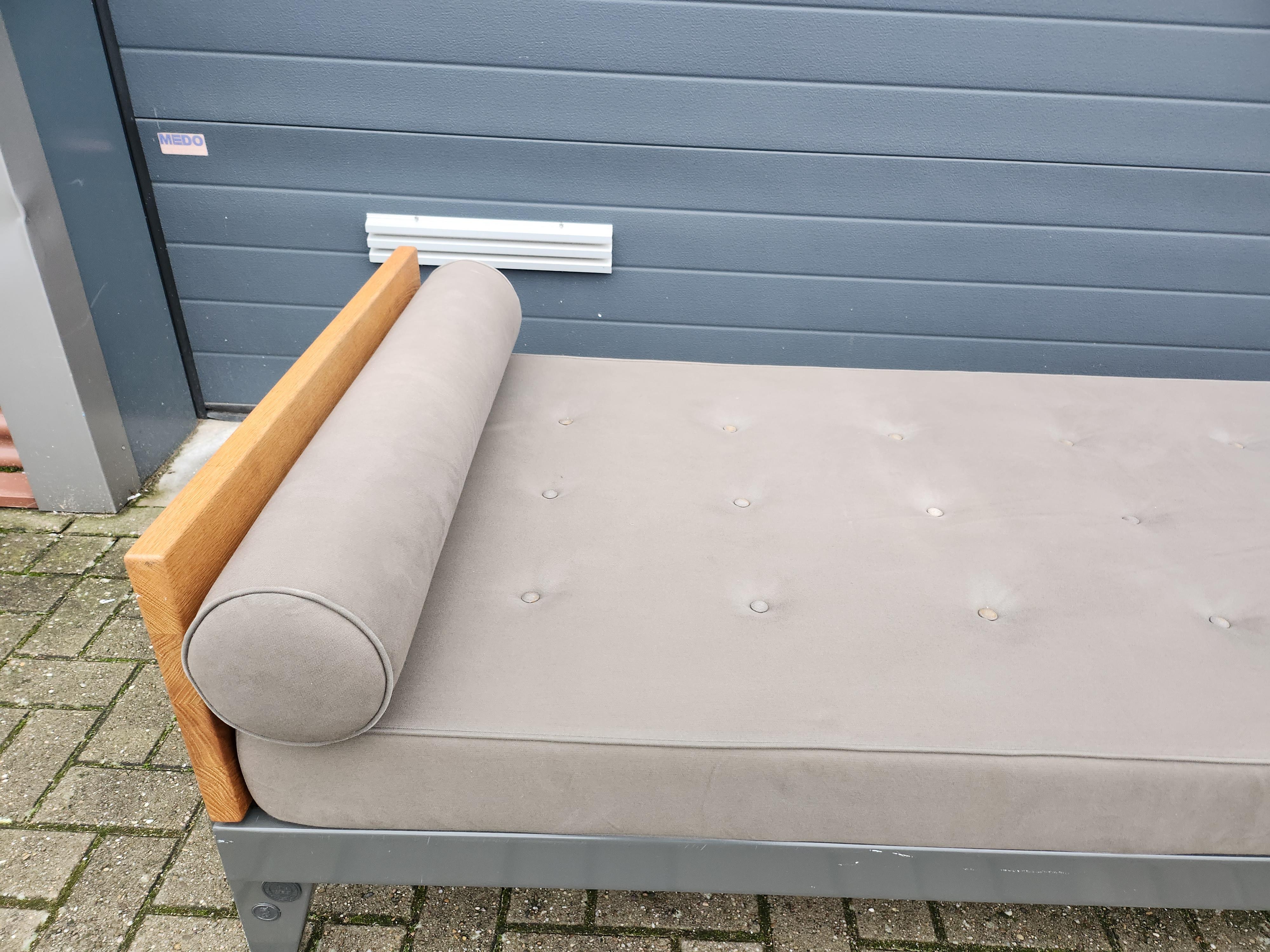 Français Jean Prouve par G-Star Raw pour Vitra, banquette Flavigny , n° 24 en vente