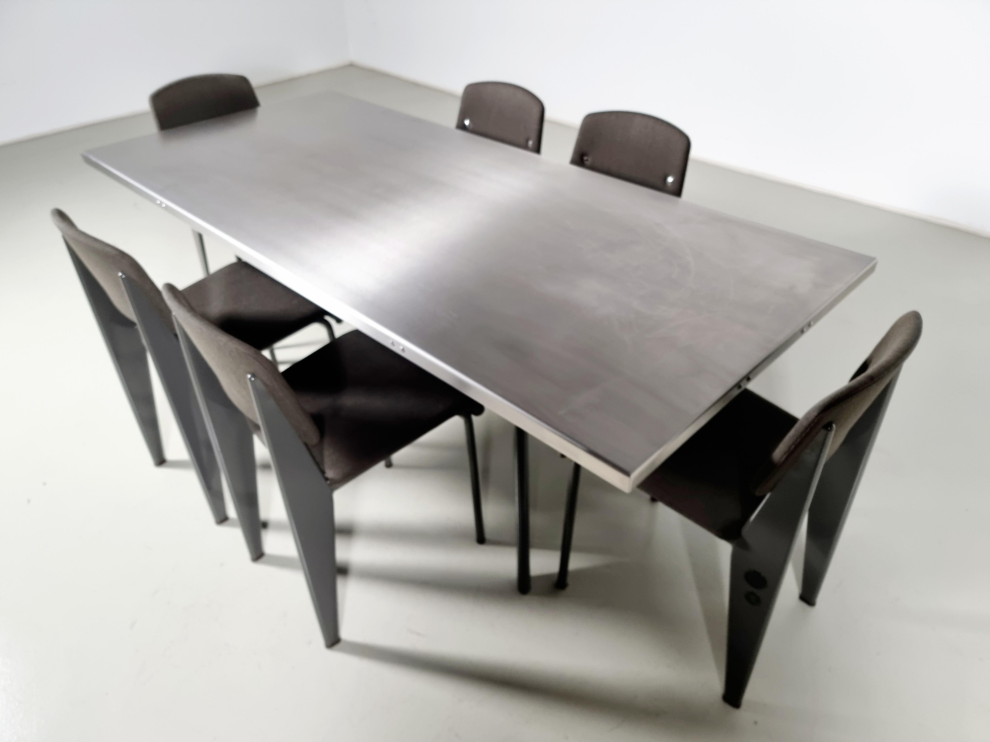 Jean Prouve von G-Star Raw für Vitra S.A.M. Tropique-Tisch mit passenden Stühlen (Stahl) im Angebot