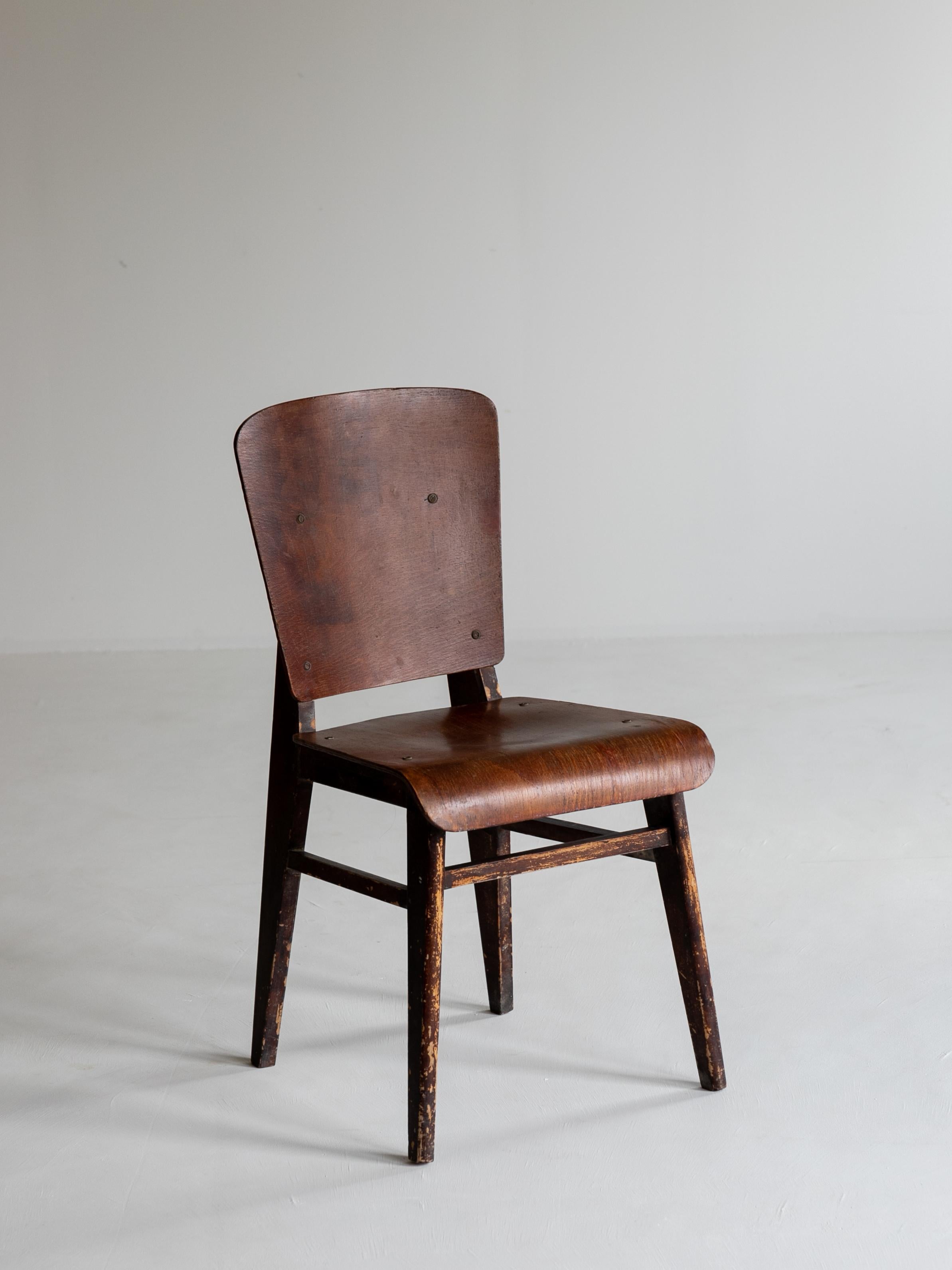 Cette chaise est une chaise standard fabriquée par Vauconsant dans les années 1940.
Jusqu'à récemment, la chaire était
présentée dans les galeries du monde entier comme prototype de la chaise standard de Jean Prouve.
Présenté dans les galeries du