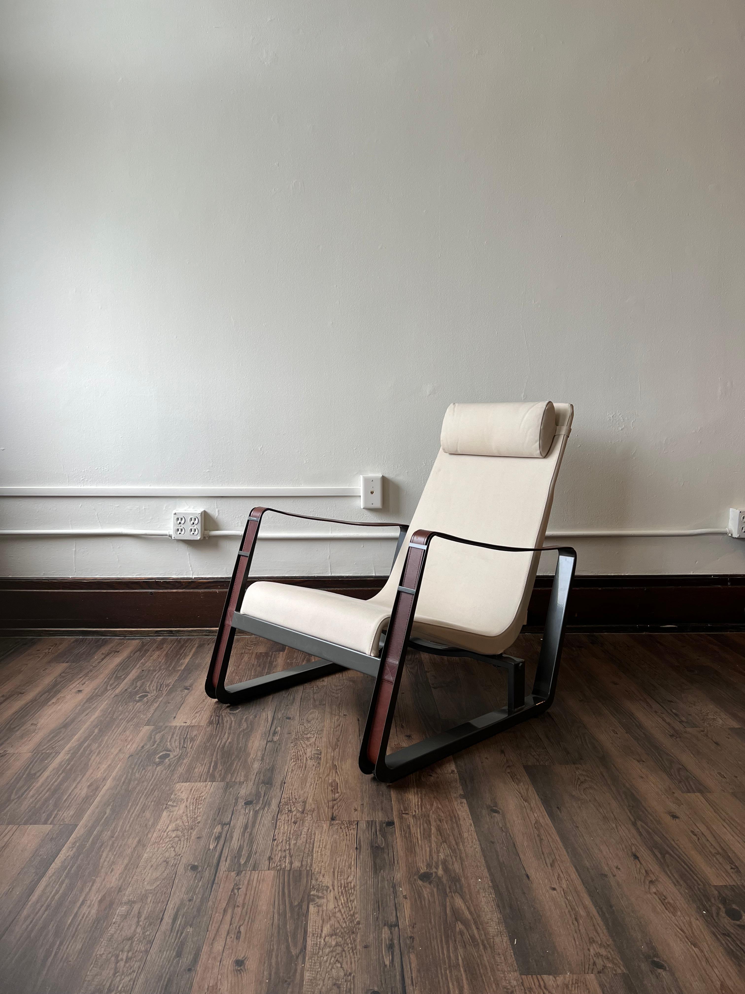 Der Loungesessel Cité ist einer der früheren Möbelentwürfe von Prouvé und passt perfekt in die moderne Wohnung, in der Prouvé ihn selbst verwendet hat. Jean Prouvé war ein 