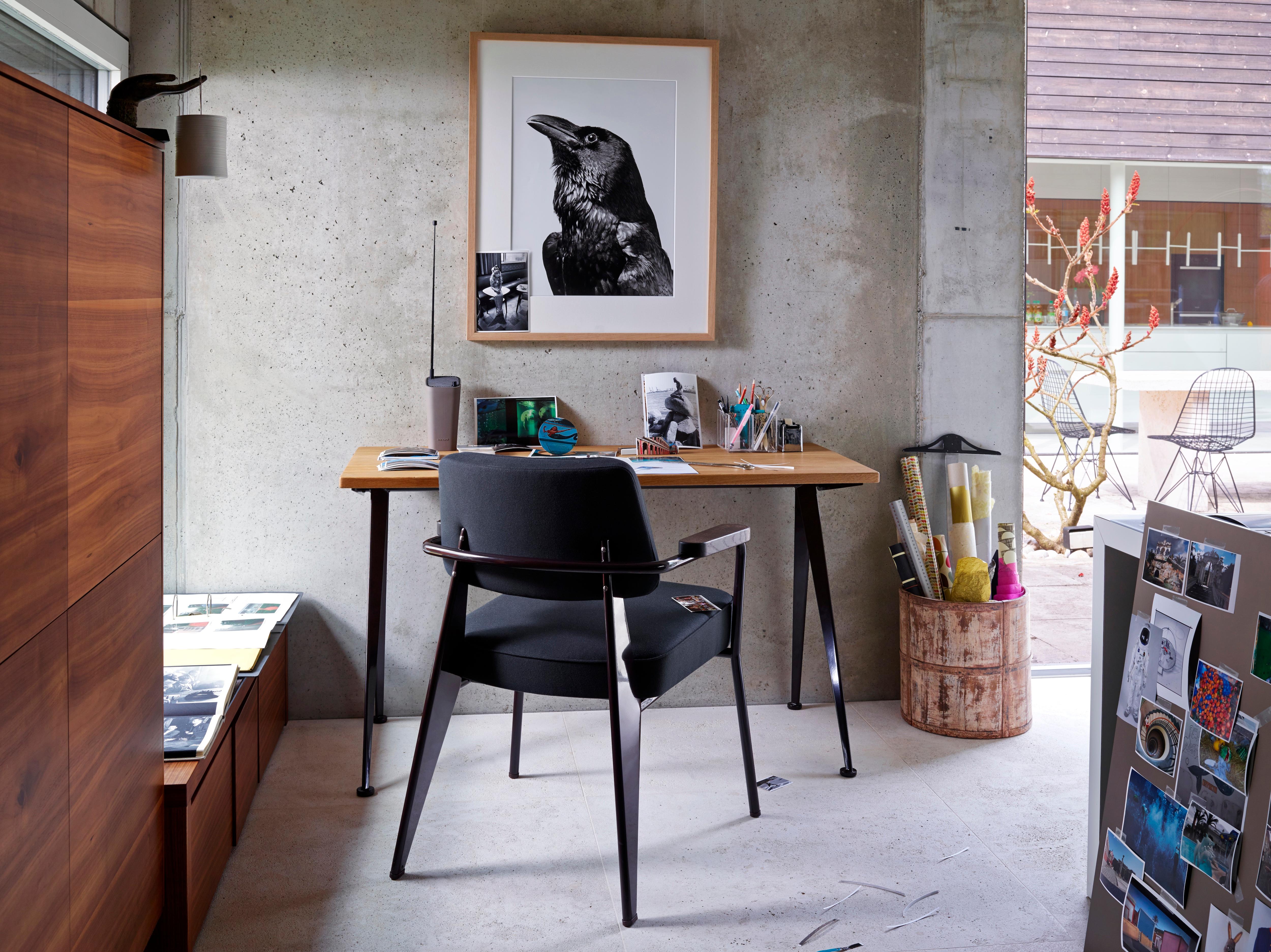 Poudré Bureau Directional Compas de Jean Prouvé en Oak Nature et métal noir pour Vitra en vente