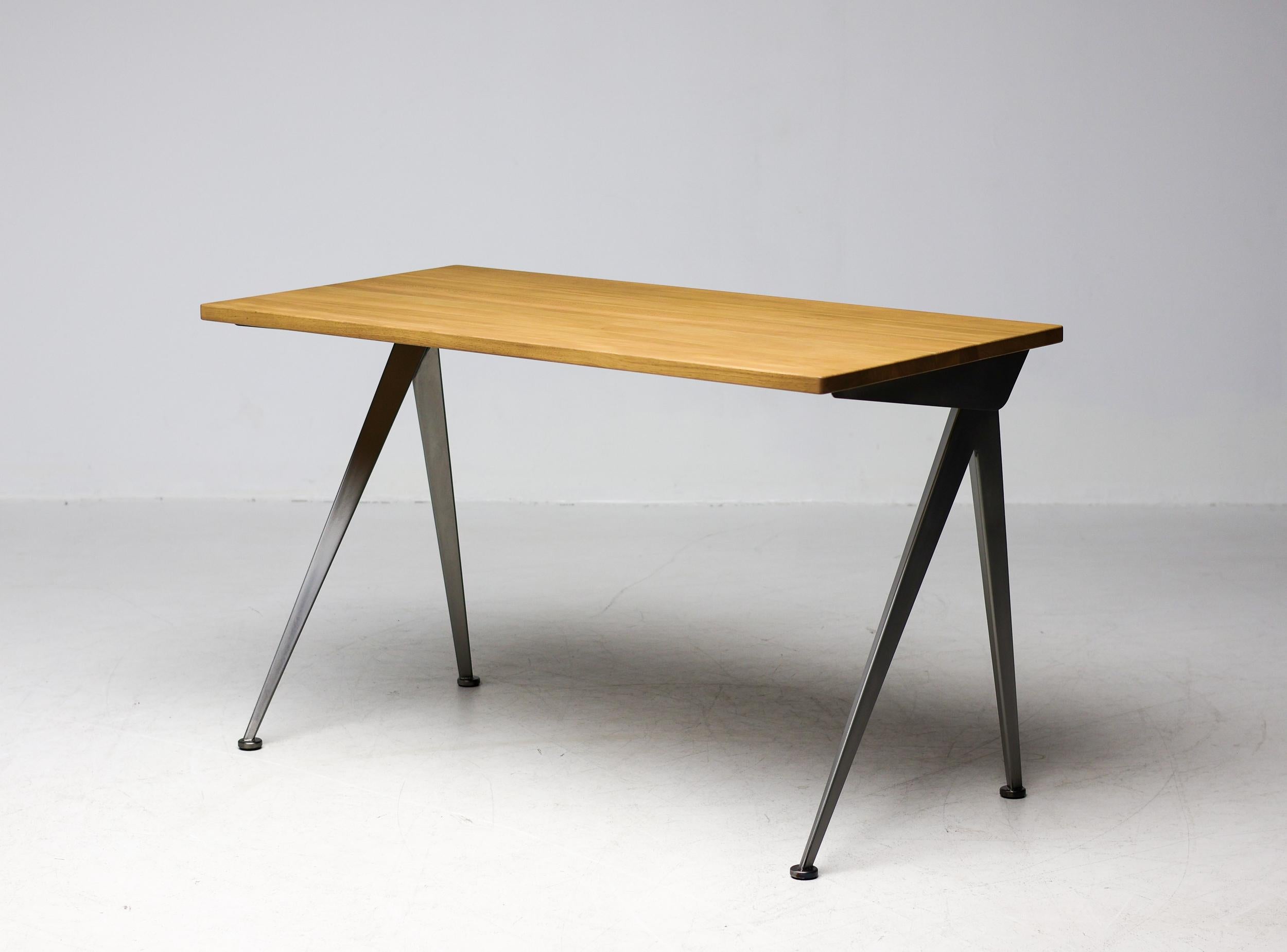 Jean Prouvé Compass Directional Desk Limited RAW Steel und Natural Oak von Vitra (Industriell) im Angebot