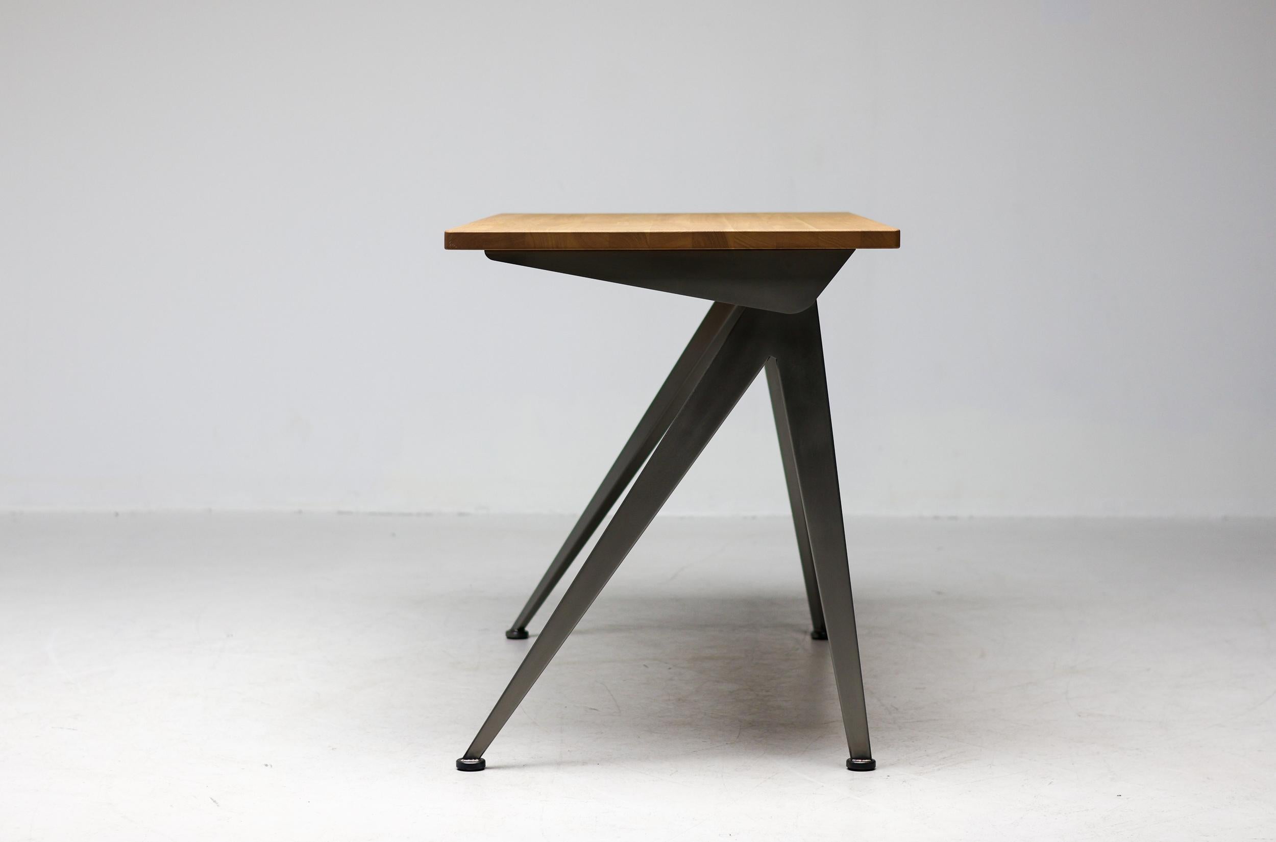 Jean Prouvé Compass Directional Desk Limited RAW Steel und Natural Oak von Vitra (Französisch) im Angebot