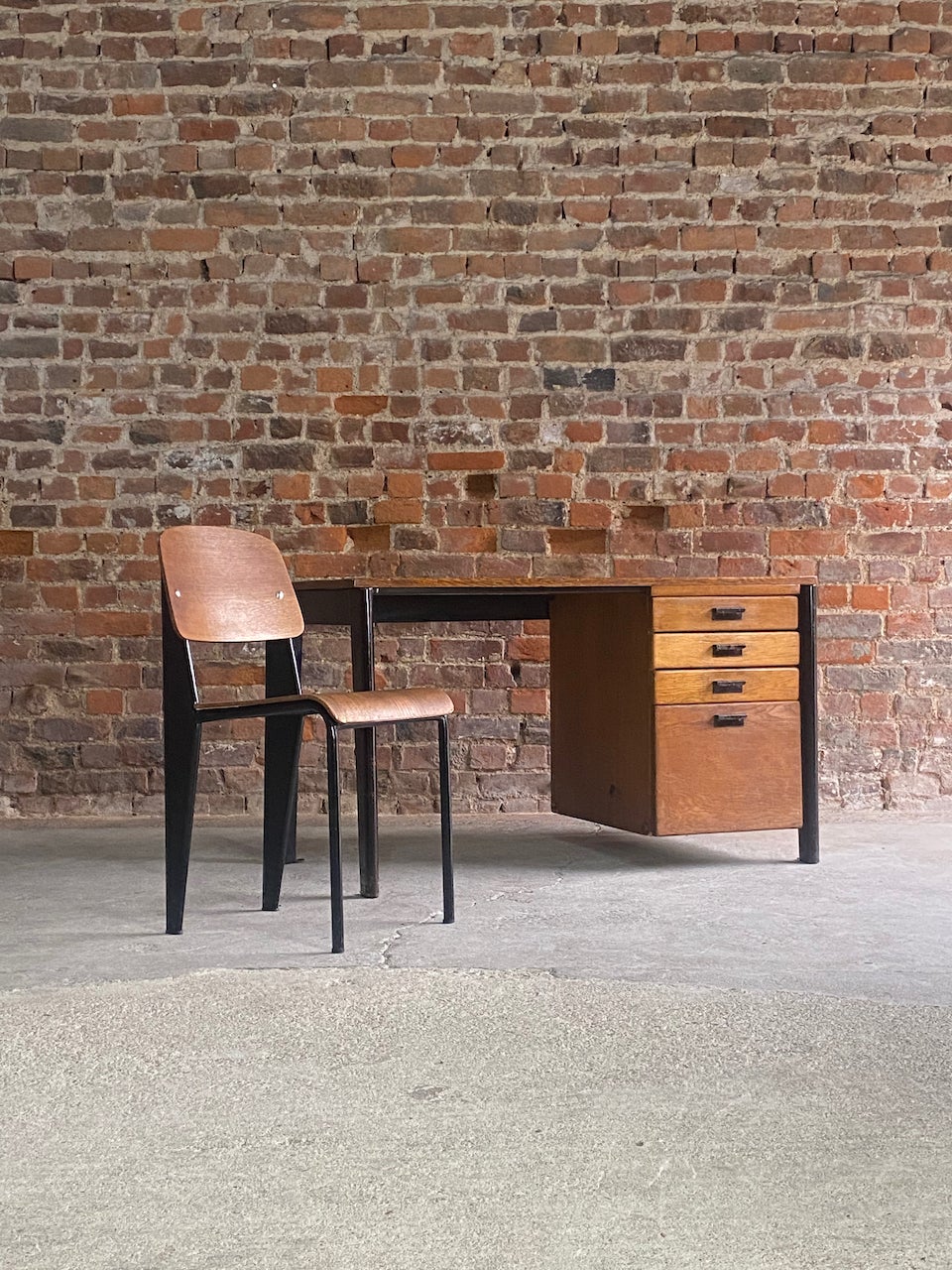 Jean Prouvé Dactylo desk no. BD 41 & black standard chair Circa 1948 

Rare and important mid century Ateliers Jean Prouvé Black Dactylo Steel & Oak Desk No. BD 41 circa 1948, commissioned by Atelier Jean Prouve Ferembal later changed to Massilly,