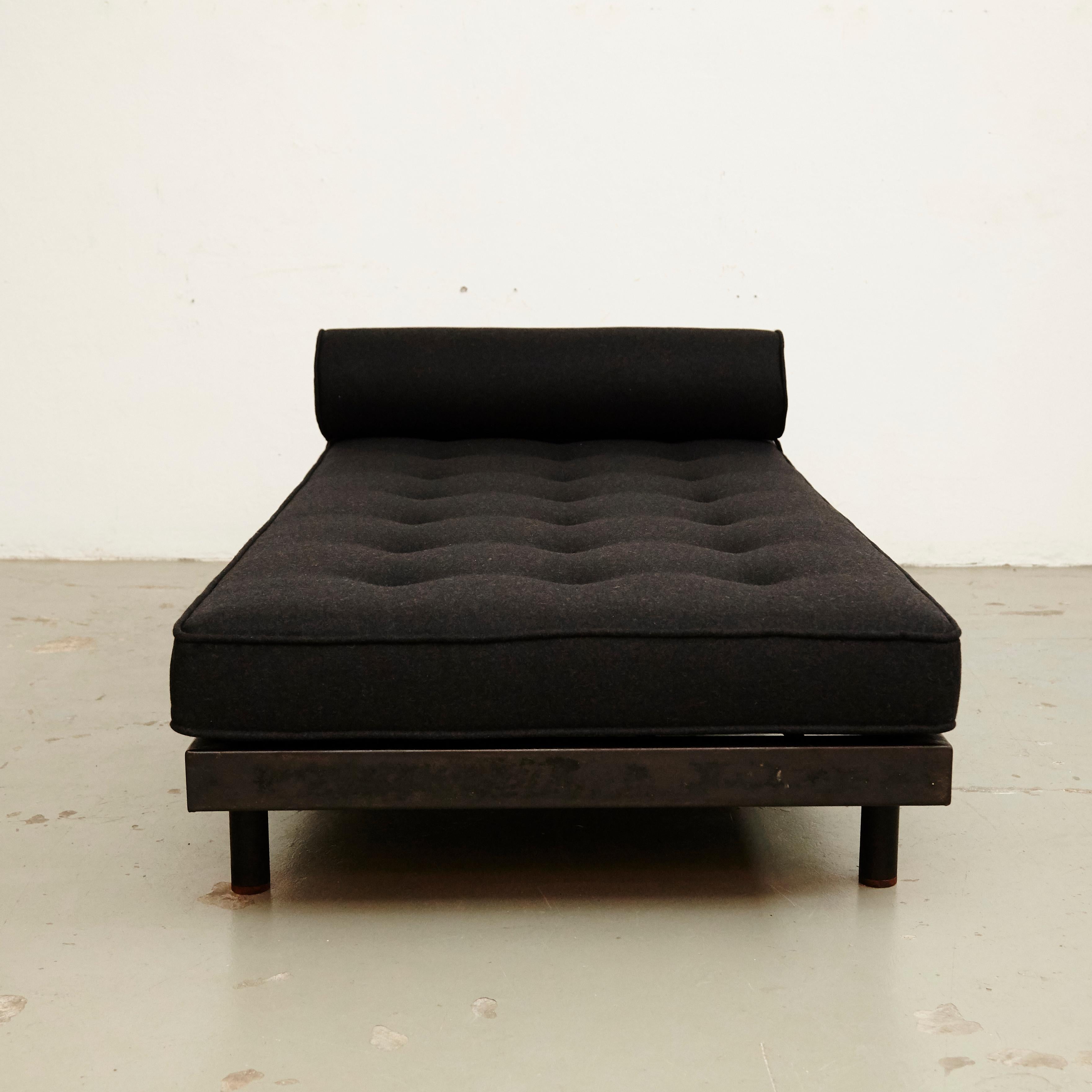 Jean Prouvé Daybed in Black Metal, circa 1950 In Good Condition In Barcelona, Barcelona