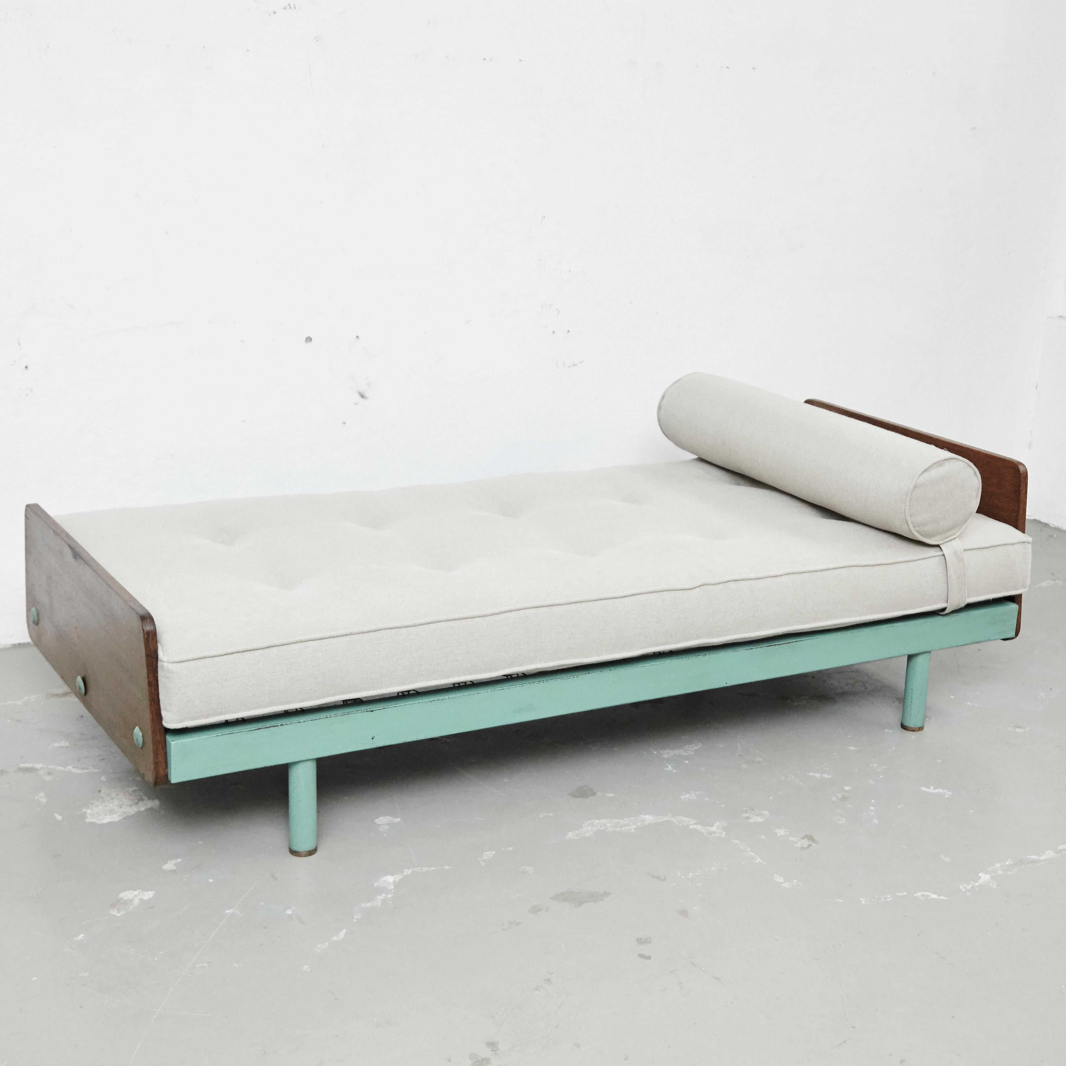 Daybed designed by Jean Prouvé manufactured by Ateliers Prouvé (France), circa 1950.

In original condition, with minor wear consistent with age and use, preserving a beautiful patina.
It has some traces of rust and the wood and metal has been