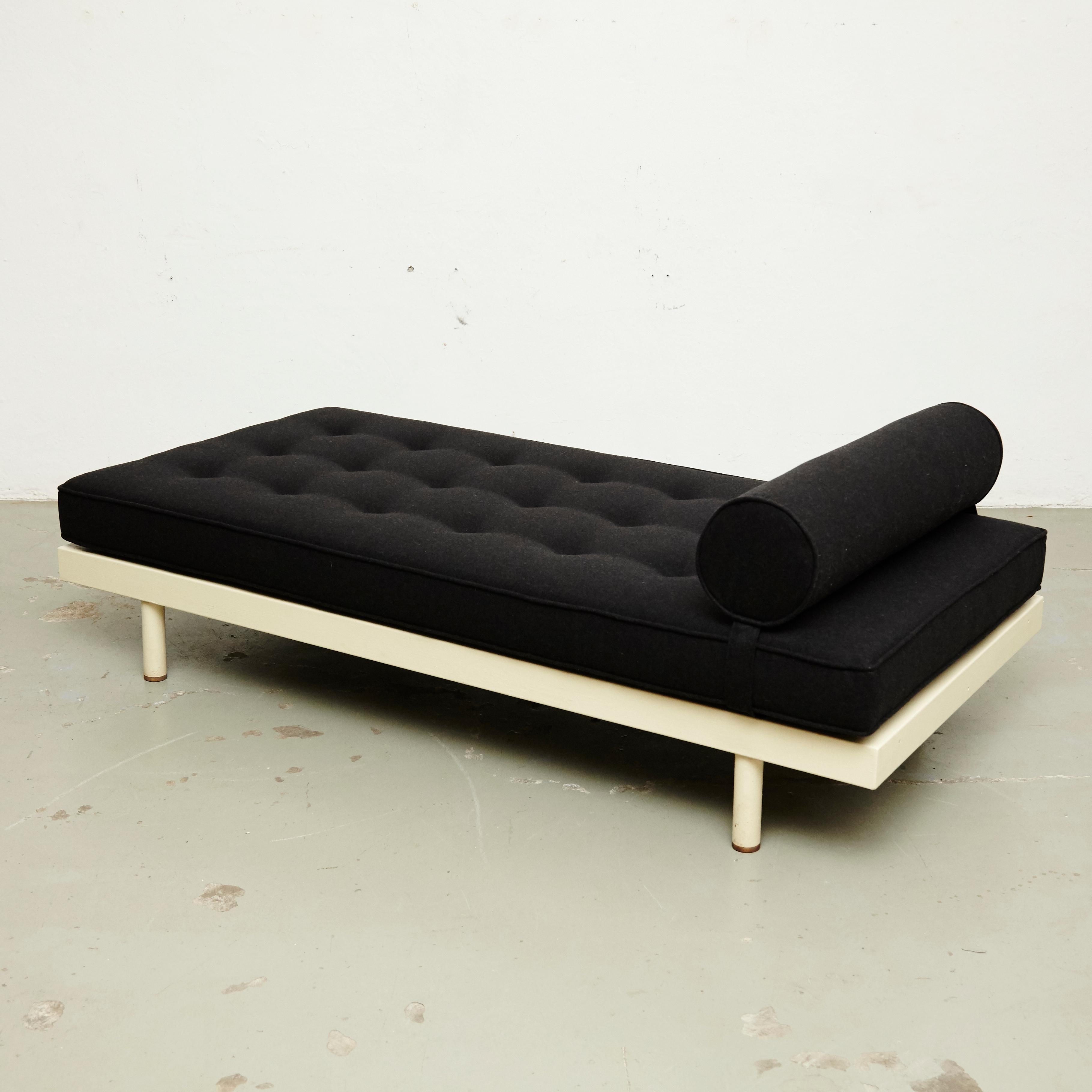 Jean Prouvé Daybed in Off-White Metal and Wood, circa 1950 3