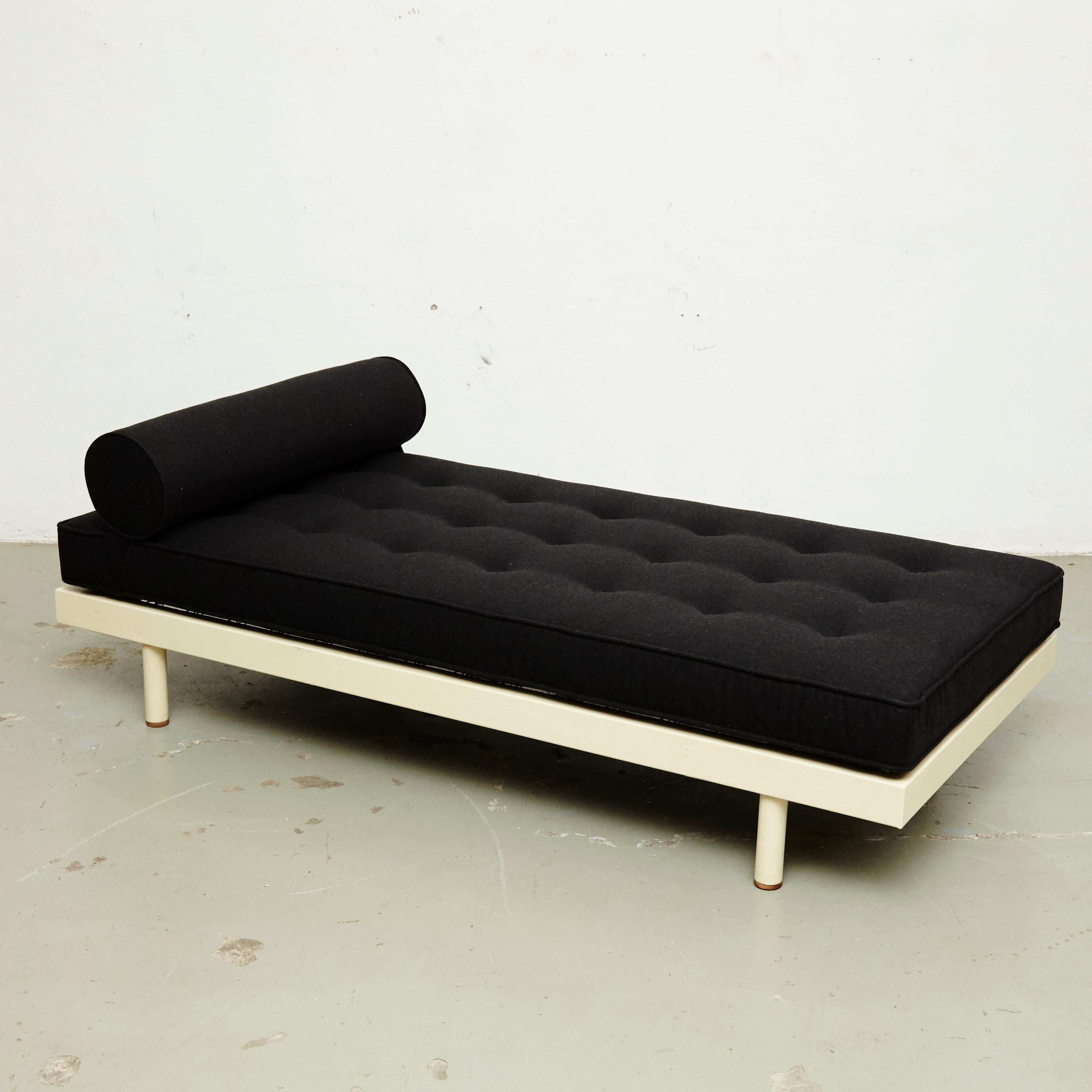 Jean Prouvé Daybed in Off-White Metal and Wood, circa 1950 4