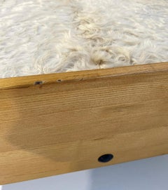 Jean Prouvé Daybed mit individuellem Kissen aus brasilianischem Rindsleder