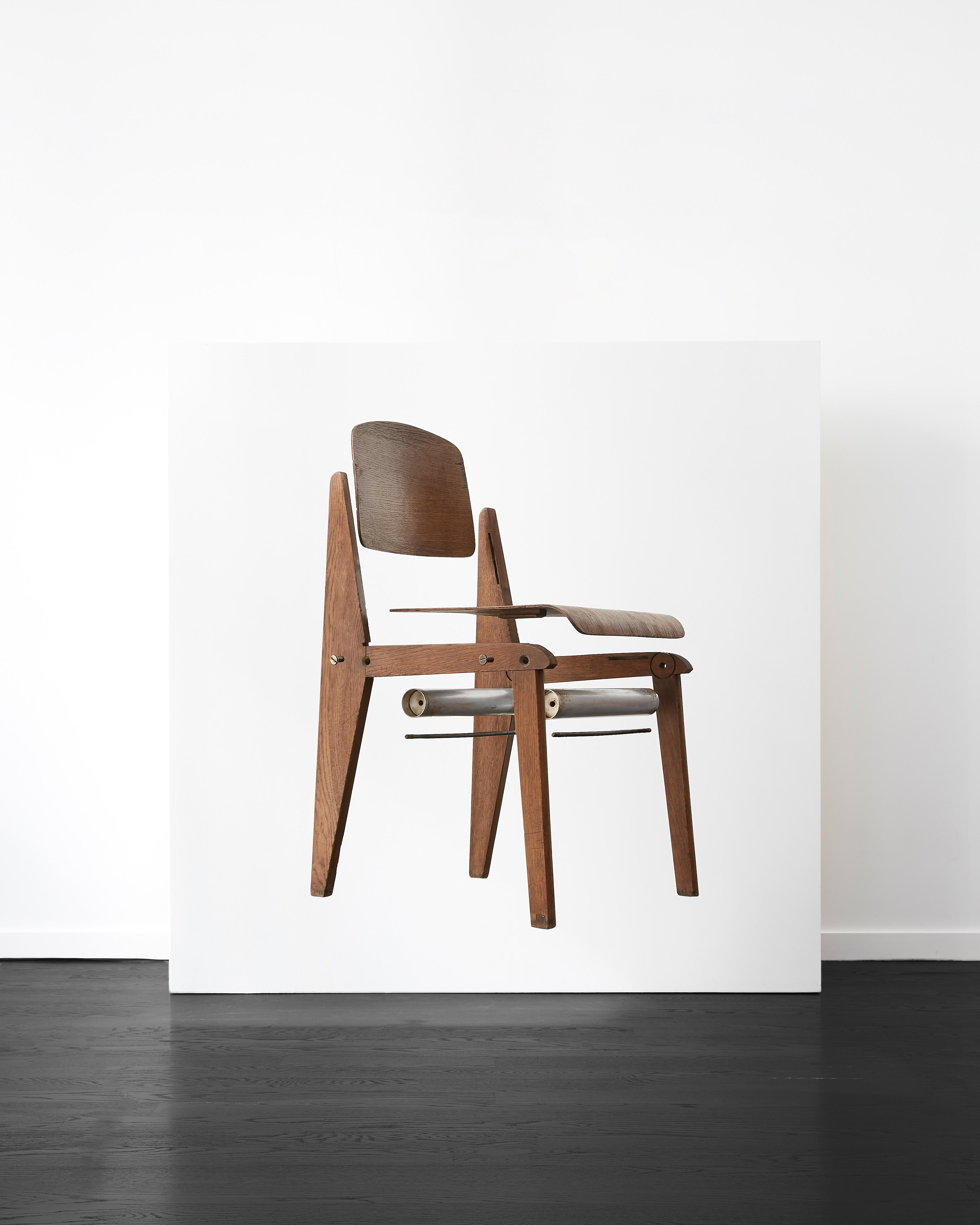 Sedia in legno 'smontabile' Jean Prouve Modello CB 22 c. 1950.

Disegnata nel 1947 e prodotta dall'Atelier Jean Prouvé fino alla chiusura dello studio nel 1953.

Legno massiccio, compensato stampato, alluminio.

La sedia CB 22 è storicamente