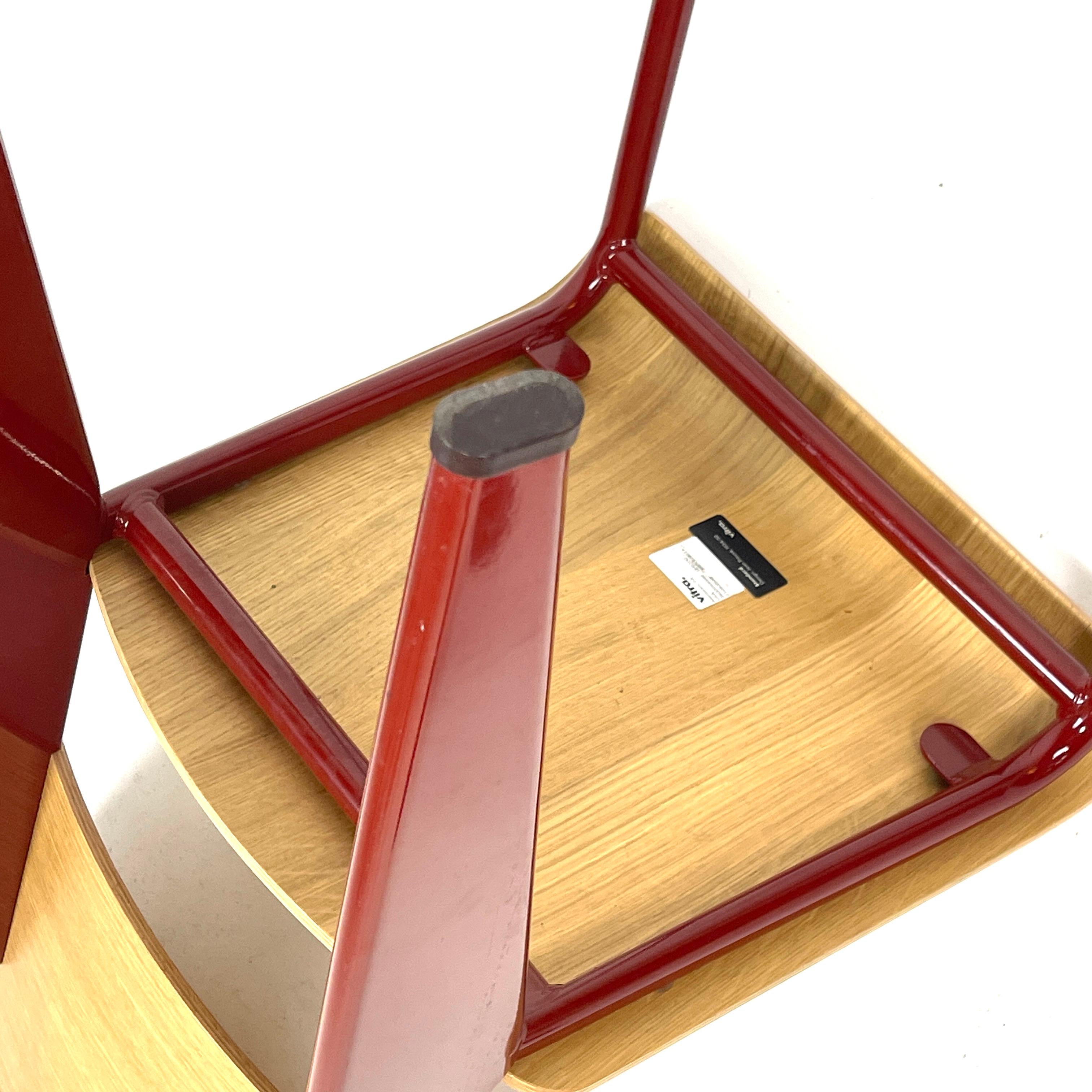 La chaise de salle à manger Standard Prouve, conçue par Jean Prouve, est l'incarnation de la sophistication moderne. Sa silhouette luxueuse attire le regard avec ses pieds arrière en acier cunéiforme, sa structure souple en acier tubulaire et les