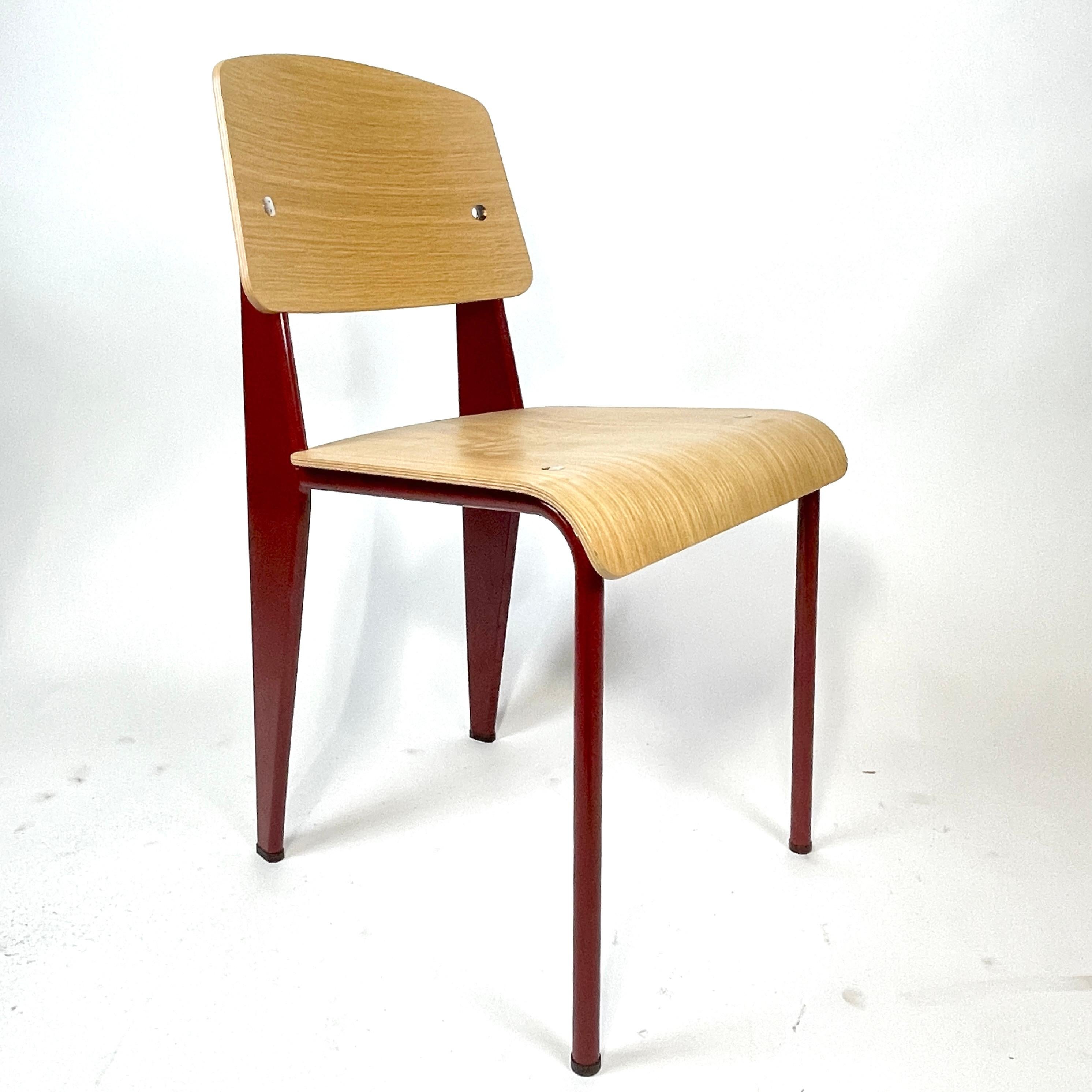 20ième siècle Chaise de salle à manger Jean Prouvé Acier rouge japonais et Oak Nature par Vitra (3 avail)