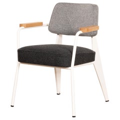 Jean Prouvé Fauteuil Direction en Laine Blanche et Grise par Vitra