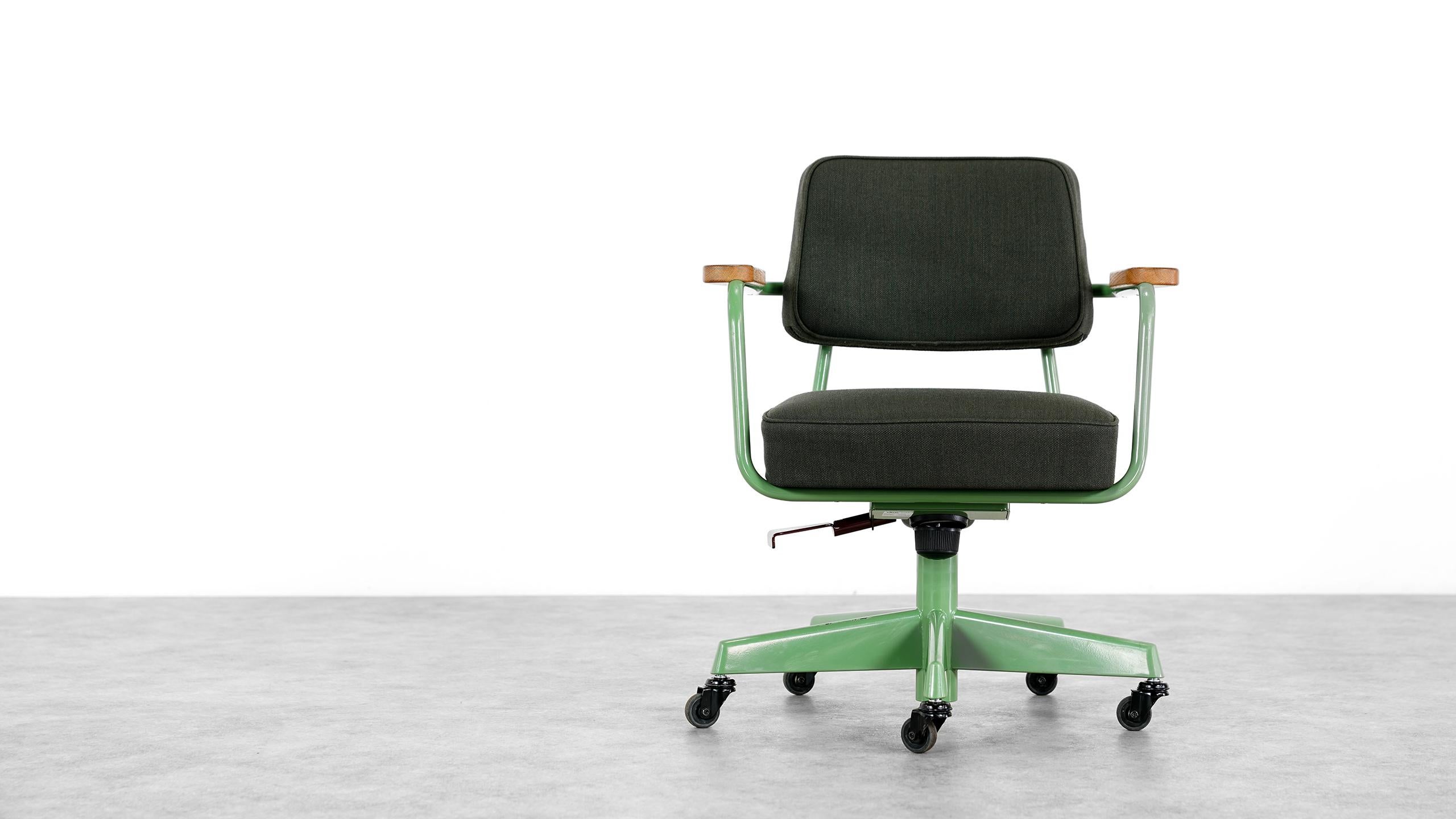 Jean Prouvé - Fauteuil Direction Pivotant, Entwurf 1951 von G-star RAW Office & Vitra

Der niederländische Modehersteller G-star RAW hat den Ausdruck seiner Identität in den Entwürfen von Jean Prouvé gefunden - technische Objekte, die von