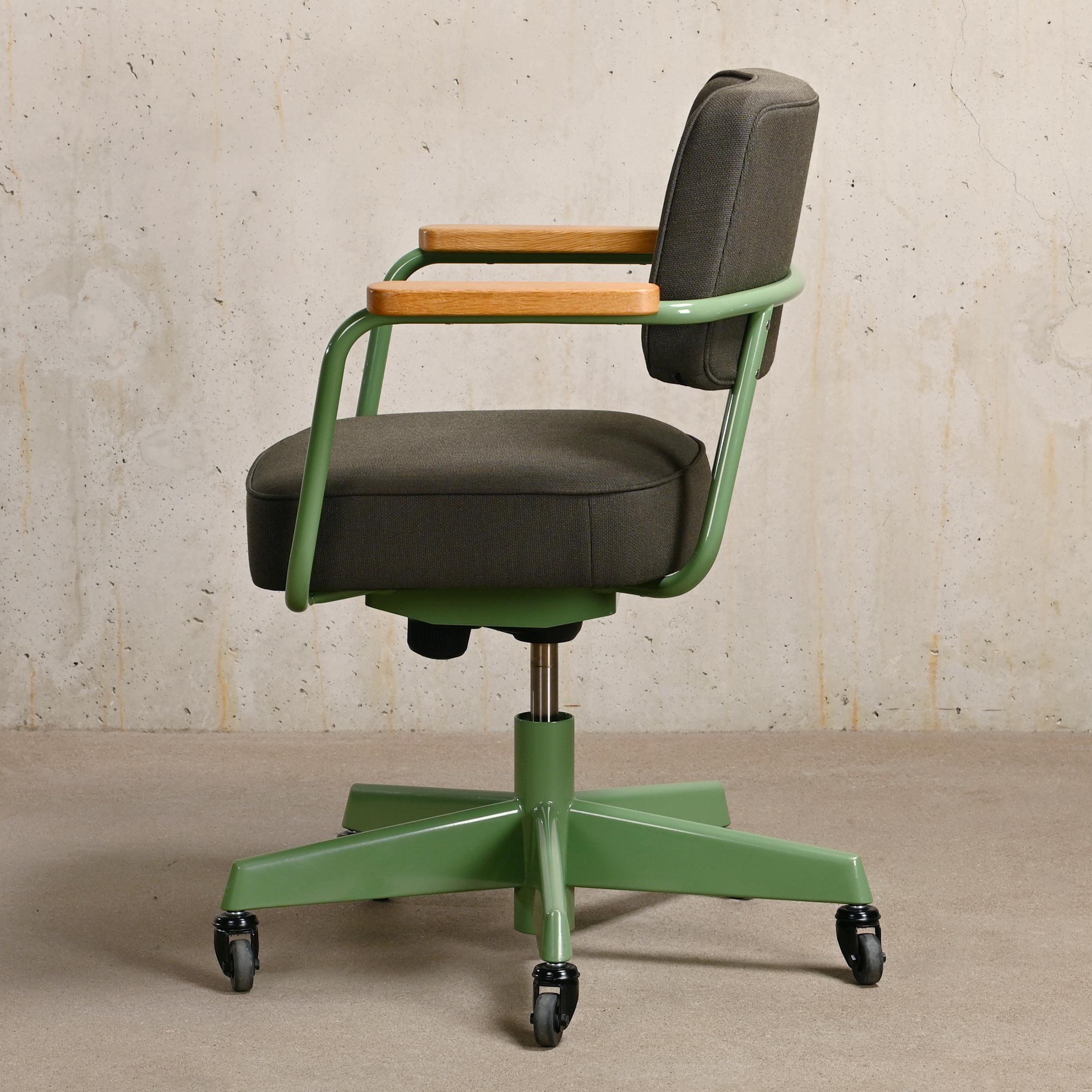 Fauteuil Direction Pivotant was designed by Jean Prouvé in 1951. This office chair was manufactured by Vitra in collaboration with the Prouvé family and Art Directors of G-Star. Together they created a chair that meets current office standards and