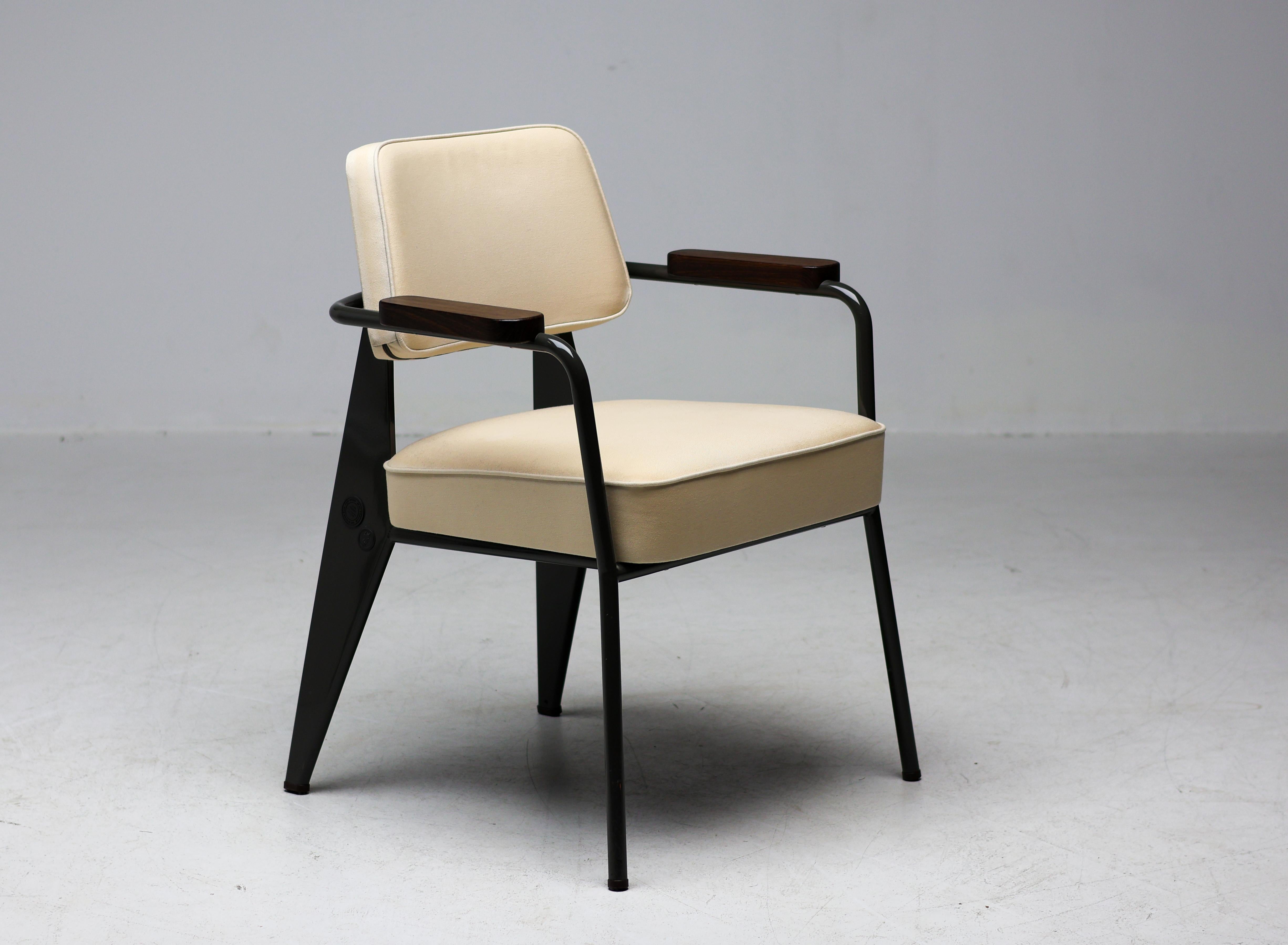 Fauteuil Directional en édition limitée conçu par Jean Prouvé et fabriqué en 2011 par Vitra en collaboration avec G-Star.  Cette magnifique chaise est issue de la rare première édition limitée, avec le faible numéro de production 167.
Labellisé avec