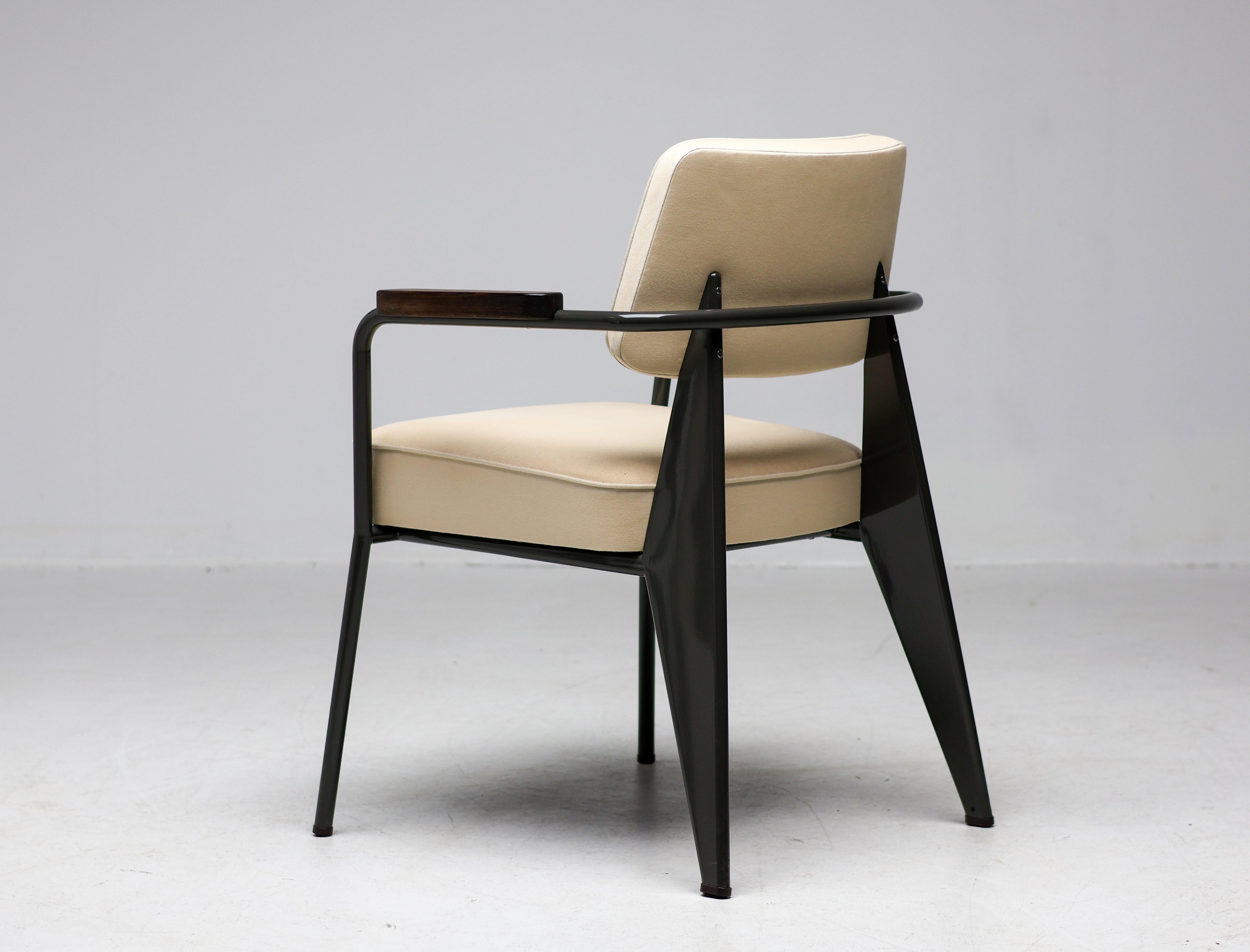 Jean Prouvé Fauteuil Direction RAW Edition limitée Bon état à Dronten, NL