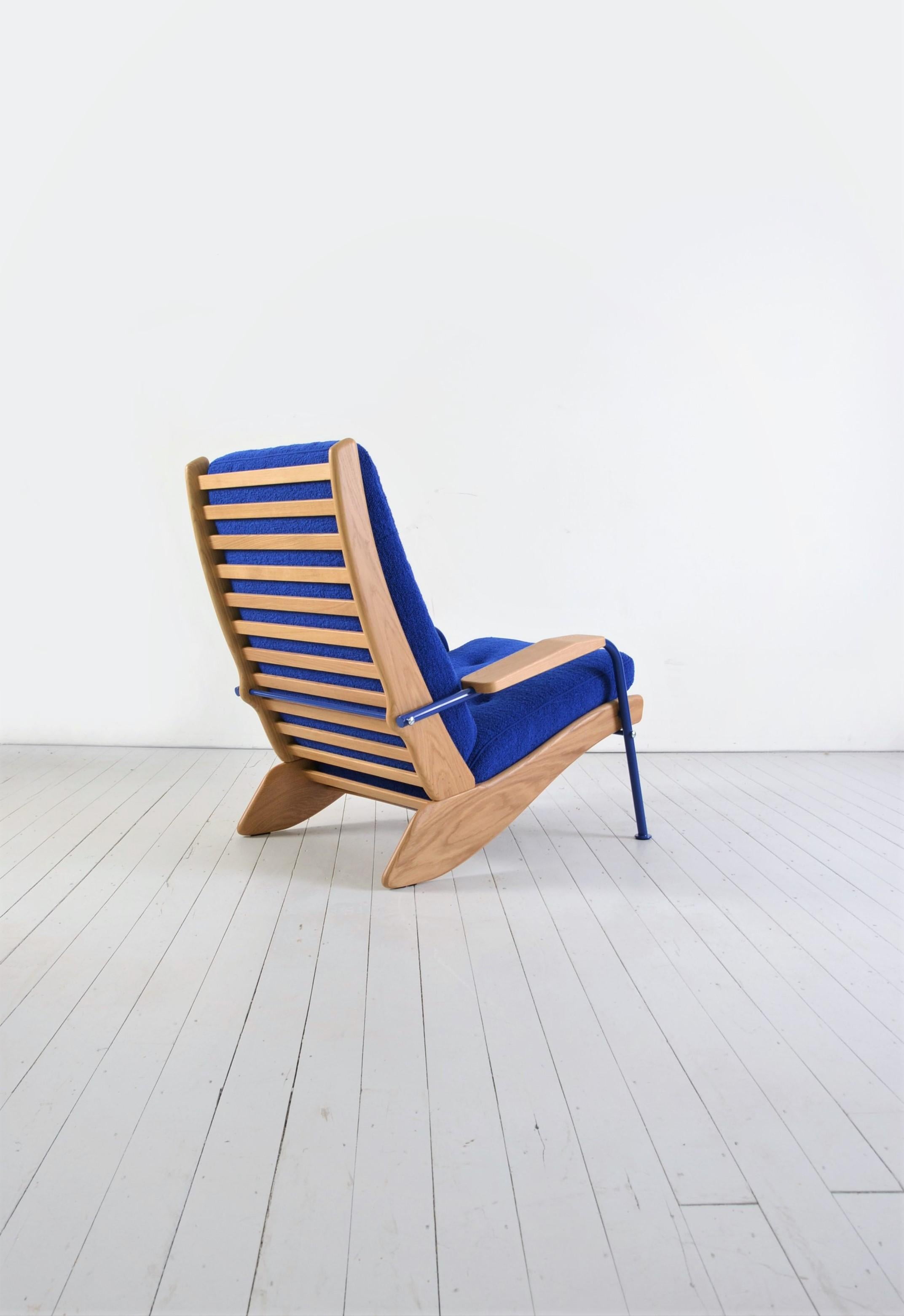 Vitra, édition limitée à 150 pièces dans le monde. Tissu Dedar et base en bois de chêne.
La chaise est neuve et est livrée avec des documents complets par vitra.