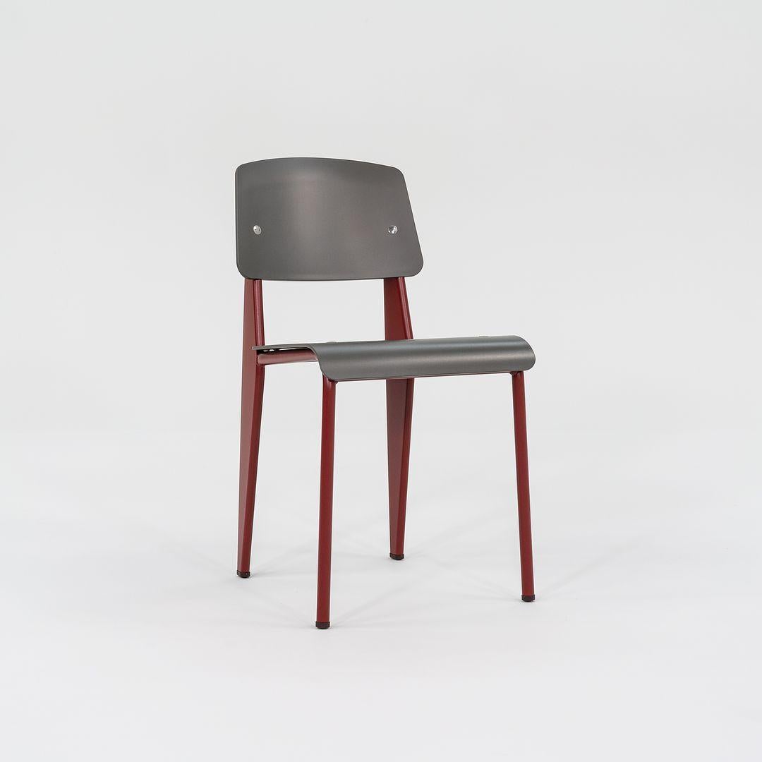 XXI secolo e contemporaneo Jean Prouve per Vitra Sedie da pranzo standard SP in rosso giapponese con seduta in plastica in vendita