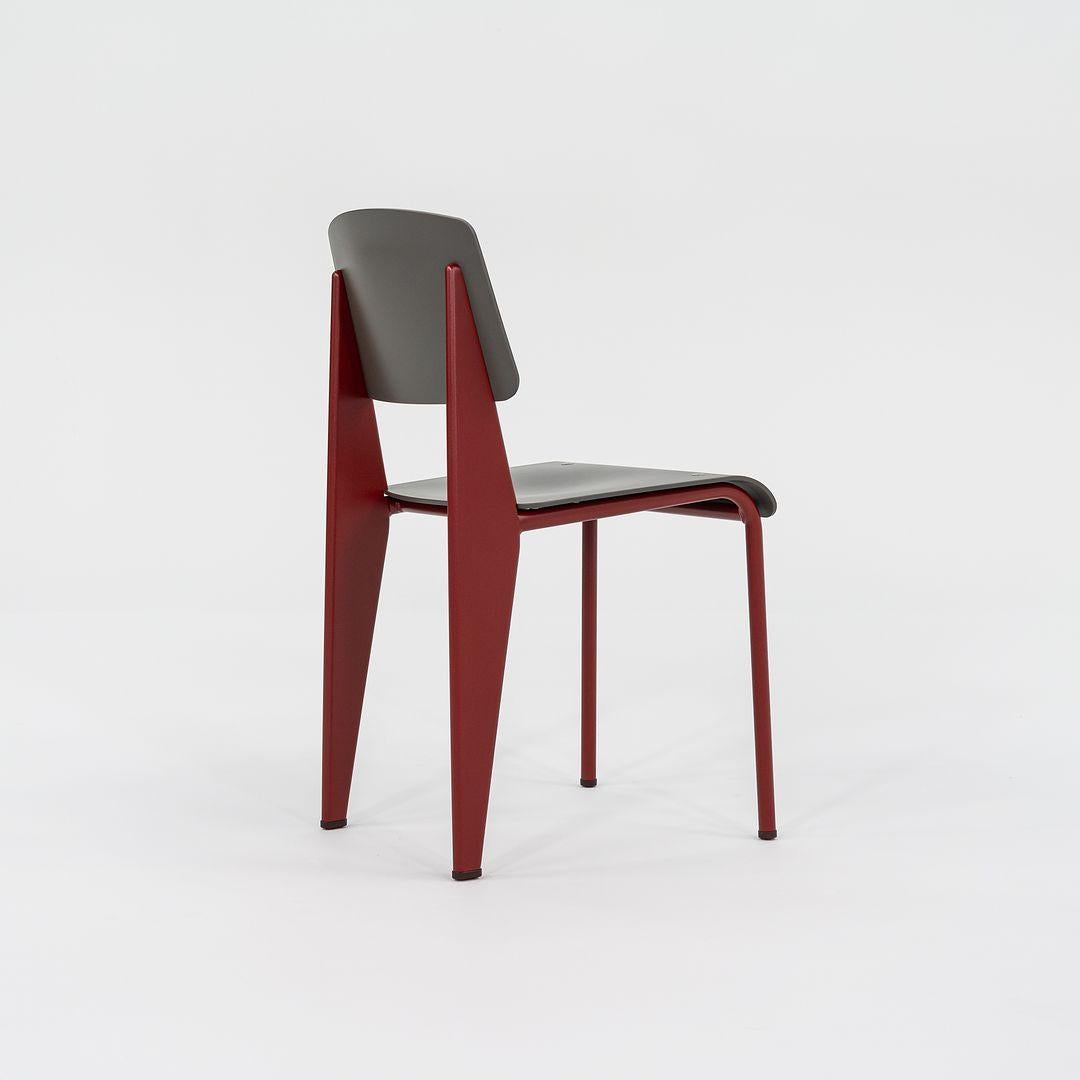 Jean Prouve per Vitra Sedie da pranzo standard SP in rosso giapponese con seduta in plastica in vendita 1