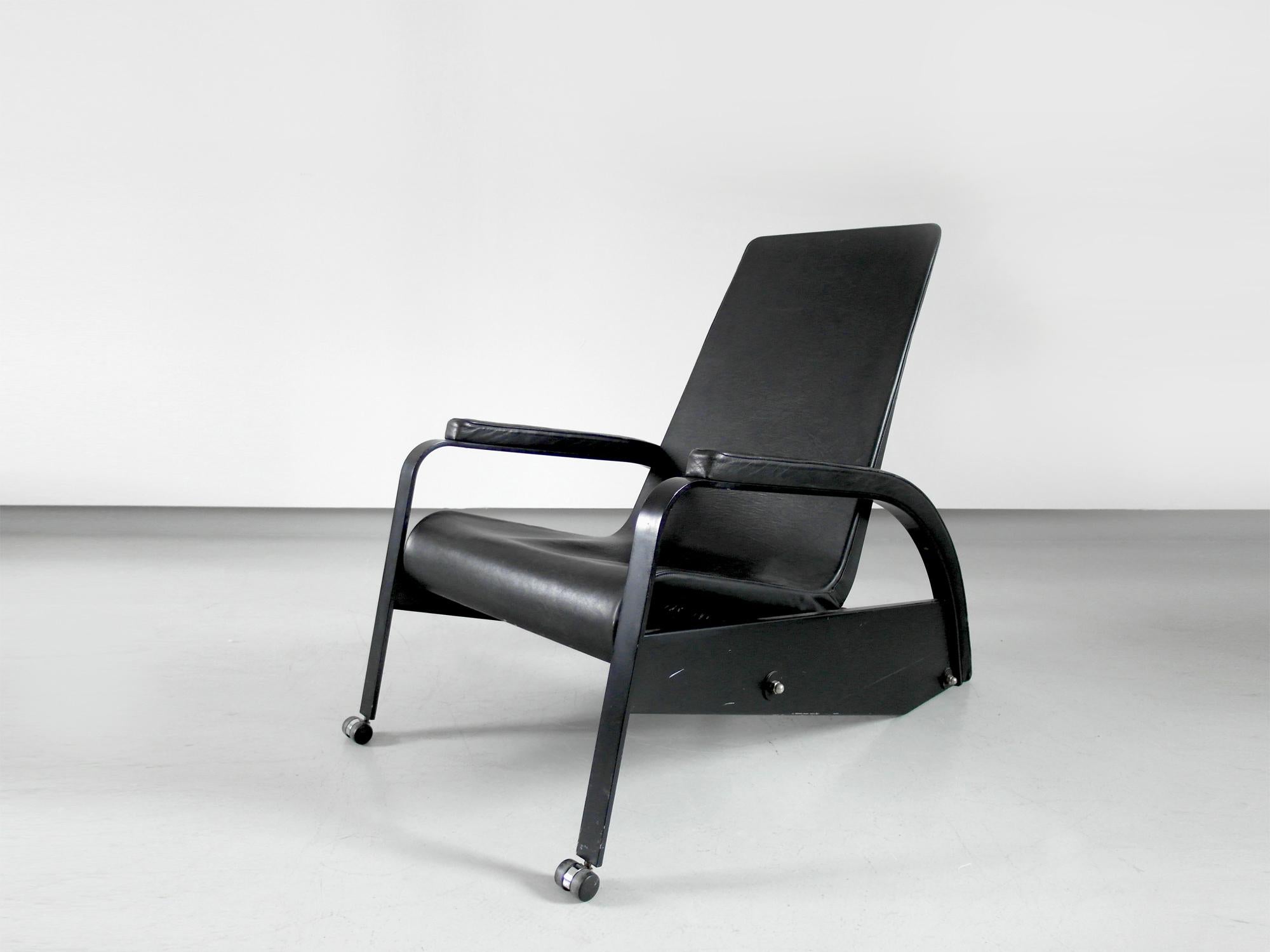 Grand Repos lounge chair designed by Jean Prouvé between 1928 and 1930. Manufactured by Tecta, Germany, 1980s.
Adjustable lounge chair with steel frame, black leather-upholstered sprung seat and armrests, on castors. A hidden spring mechanism