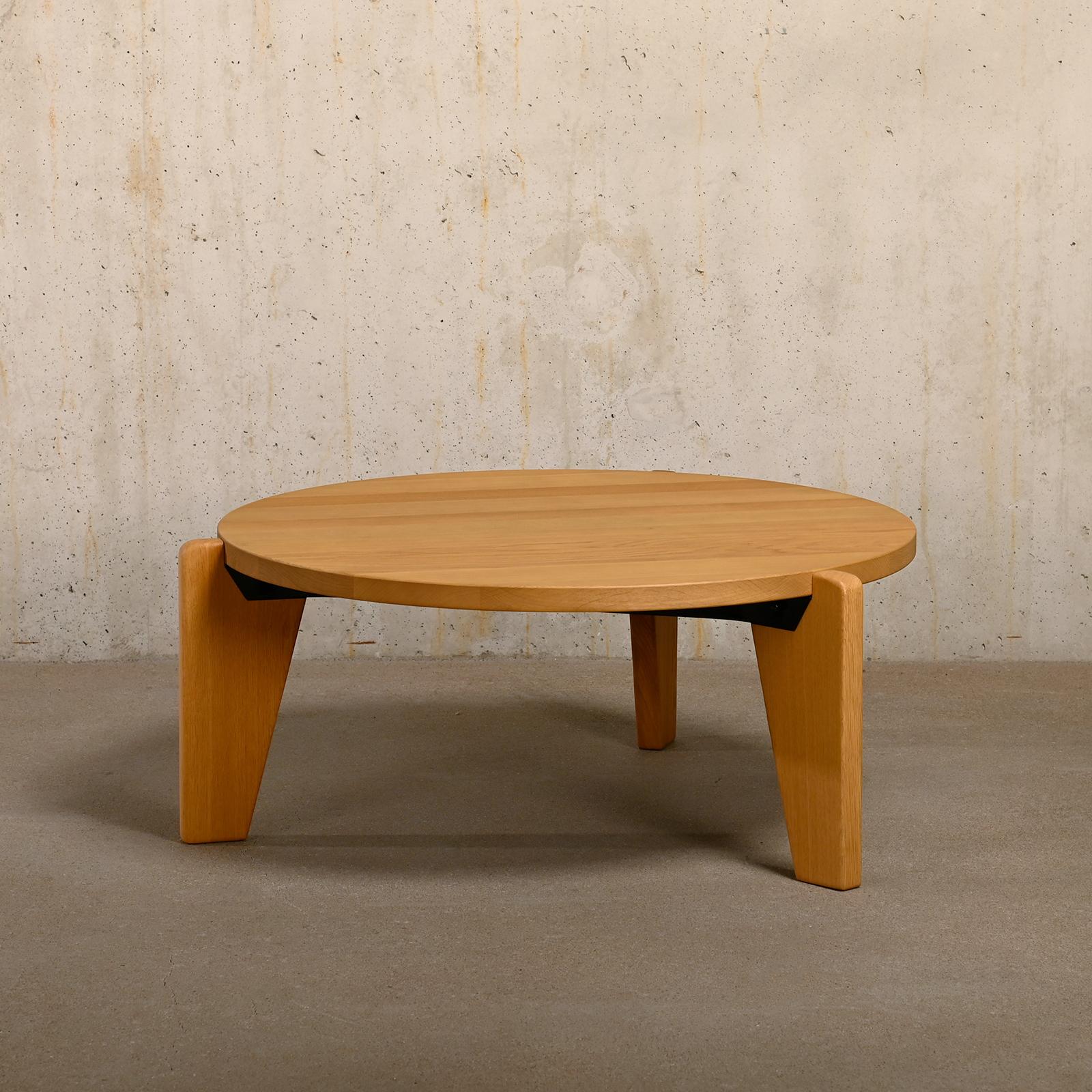 Solid Oak Coffee Table Guéridon Bas designed by Jean Prouvé in 1944 and manufactured by Vitra in 2022. Very good / excellent condition with minimal traces of use. The table has a good size and typical characteristics of a Prouvé design. Triangular