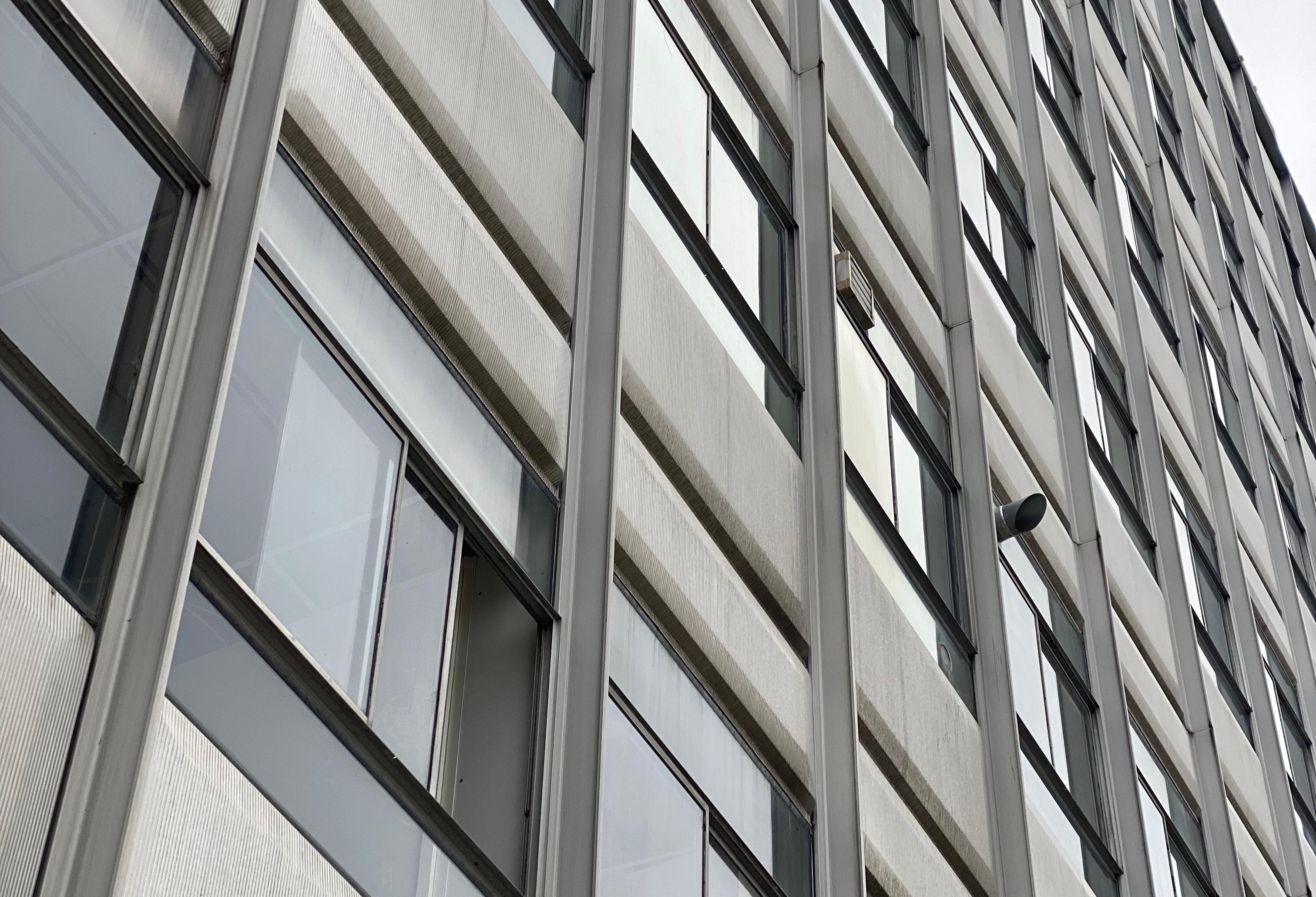 Architektonisches, geripptes Fassadenelement, entworfen von Jean Prouve und hergestellt von C.I.M.T (Compagnie industrielle du matériel de transport) in Neuilly sur Seine, Frankreich, 1960. Dieses Panel fand im Rahmen des Institute National des