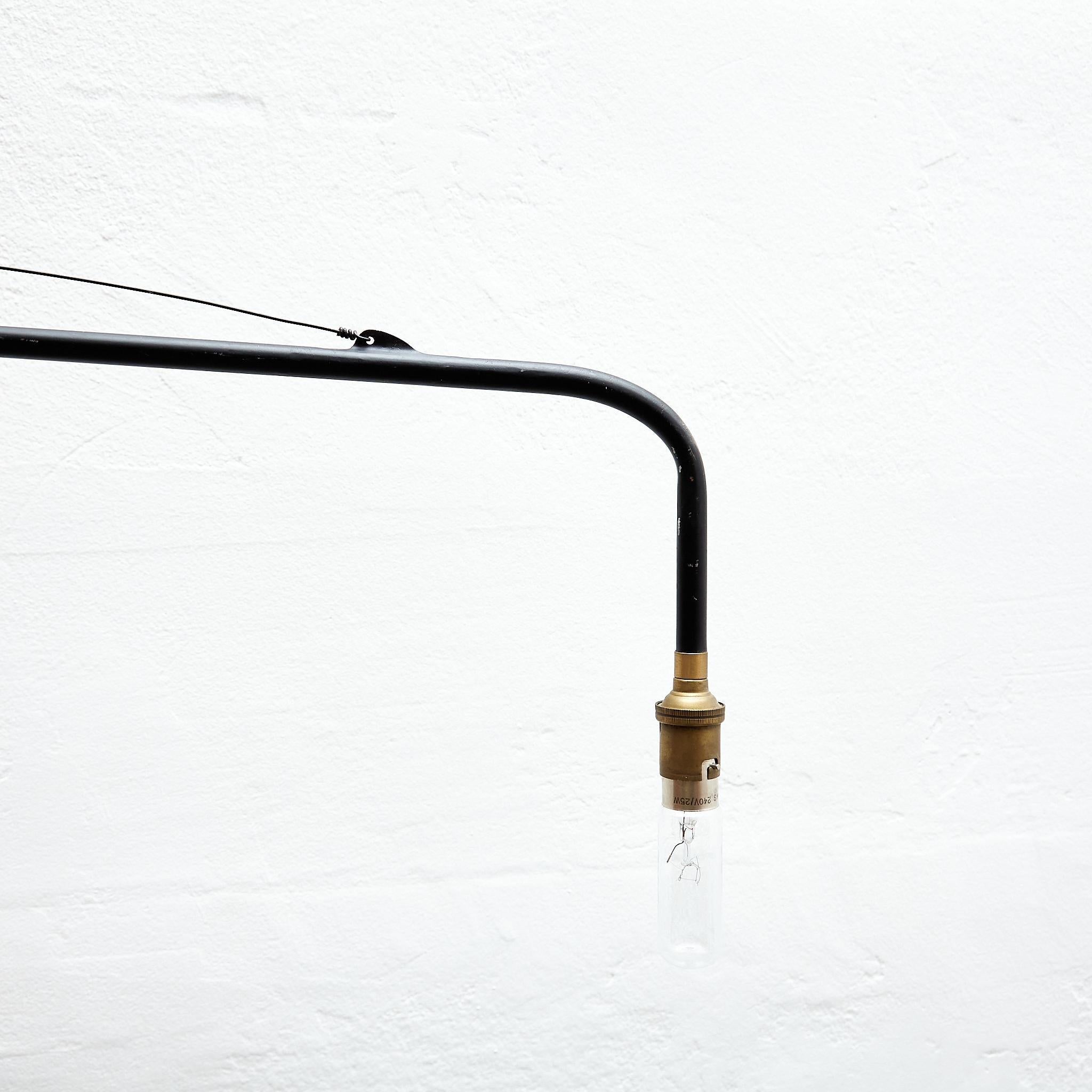 Mid-Century moderno Lampada da parete ispirata a Jean Prouvé 1970s Design francese Lampada originale vintage in metallo in vendita