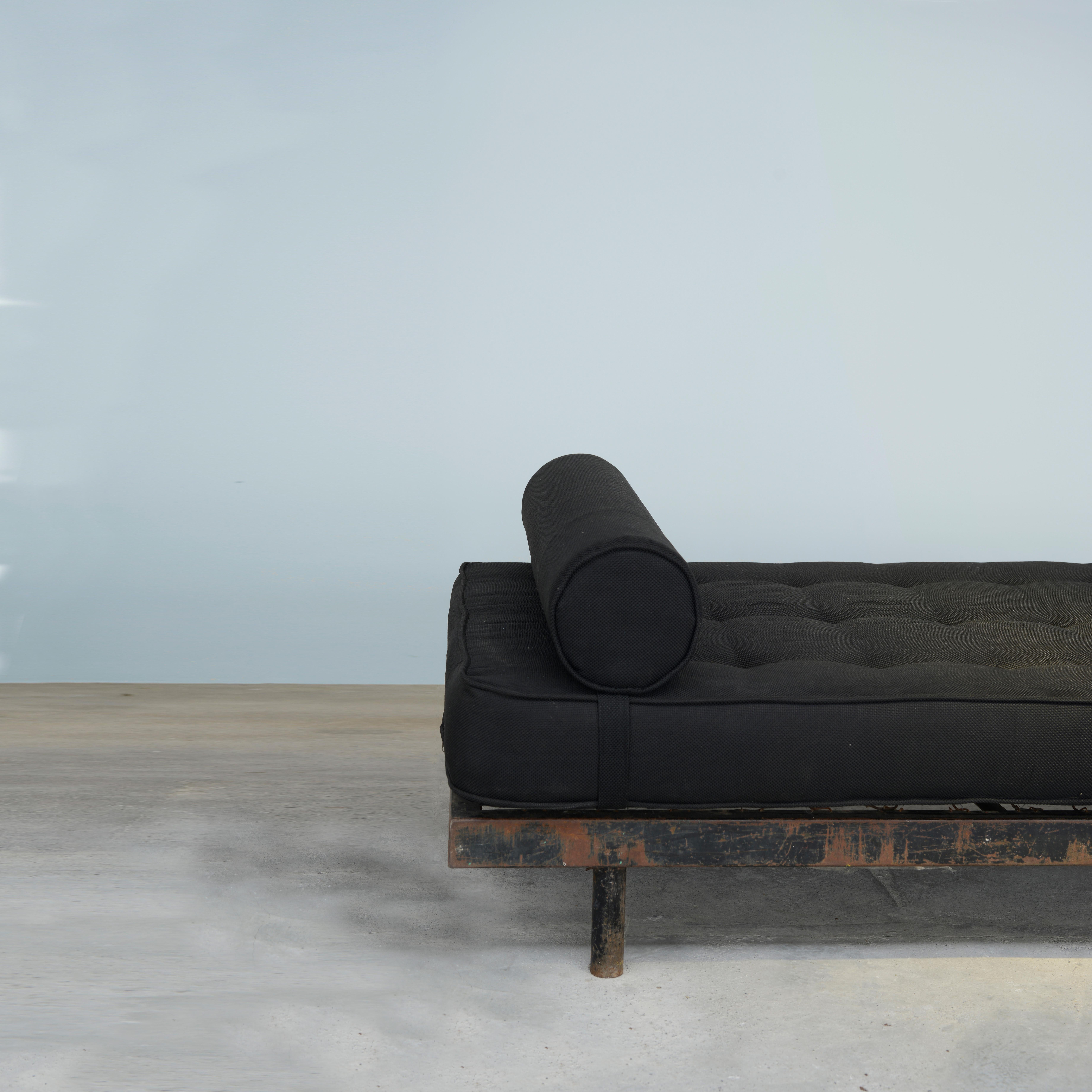 Jean Prouvé JP-SCAL-450 Daybed / Authentic Mid-Century Modern In Good Condition For Sale In Zürich, CH