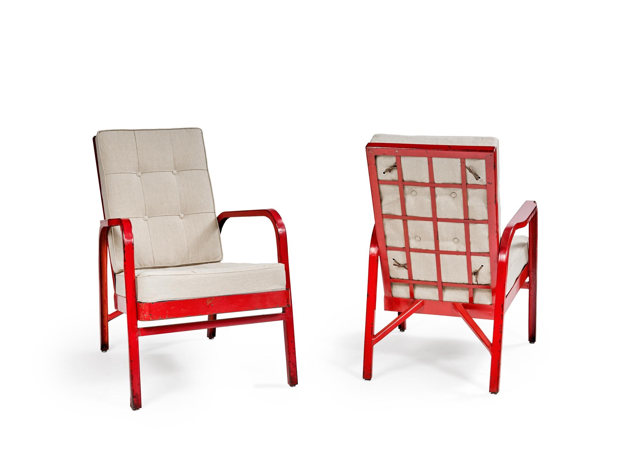 Jean Prouvé et Jules Leleu, 1936
Paire de fauteuils pour le sanatorium Martel de Janville, Plateau d'Assy, France
Fabrication Ateliers Jean Prouvé
Acier émaillé, revêtement en lin naturel

Provenance : Sanatorium Martel de Janville, Plateau d'Assy,