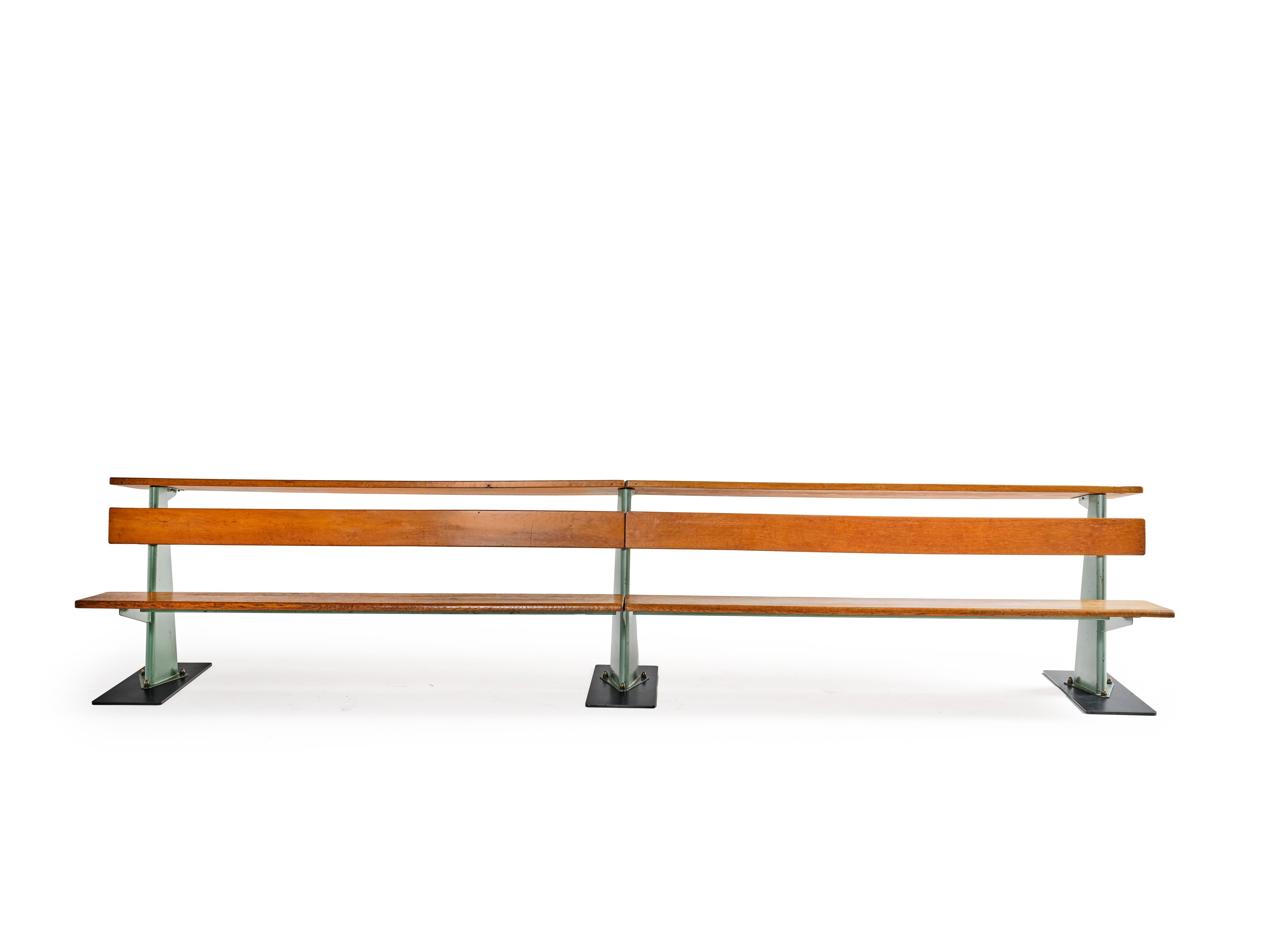 Jean Prouvé (1901-1984) 
Banco de la sala de conferencias 1953
Acero lacado, oack.
Diseñado y producido por los Ateliers Jean Prouvé
Nueva base de acero fabricada por nosotros.

H 81 ×L 400 ×P 74 cm
Procedencia : ENSP Joinville Francia
