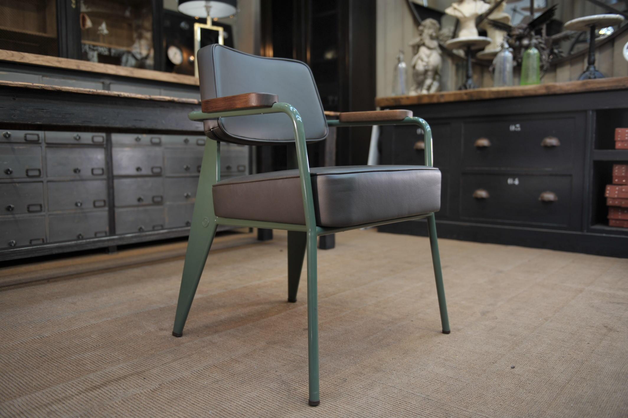 Green leather and metal steering chair G-Star raw by Jean Prouvé.
Manufactured by Vitra in limited edition, circa 2000. All in excellent condition. Tag under seat.

     