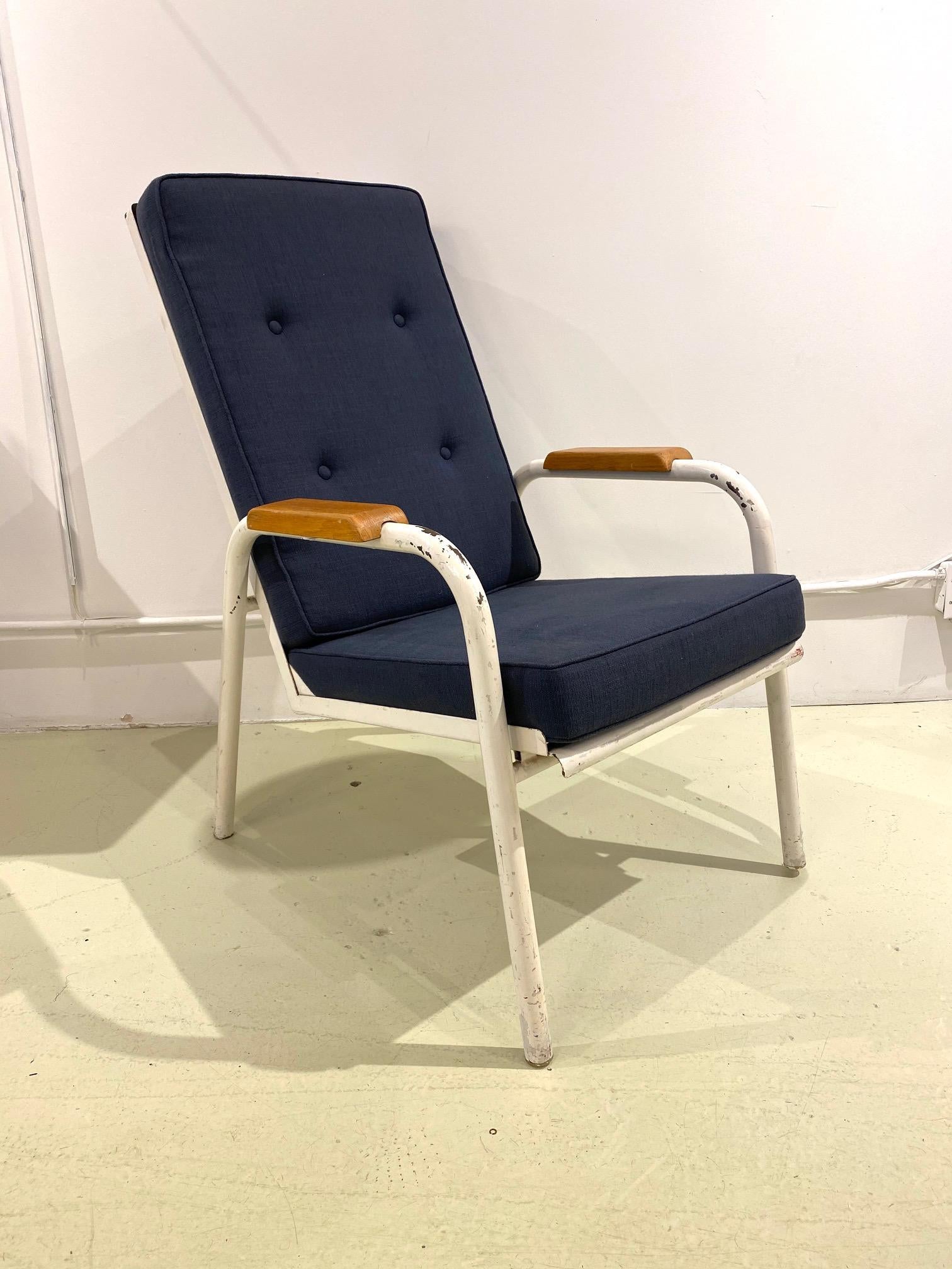 Chaise longue fabriquée par l'Atelier Jean Prouvé pour le Franco, U. S. Memorial hospital à Saint - Lo. De 1947 à 1949, Charlotte Perriand a agi en tant qu'architecte conseil pour tout l'ameublement intérieur.
La chaise est en bon état d'origine,