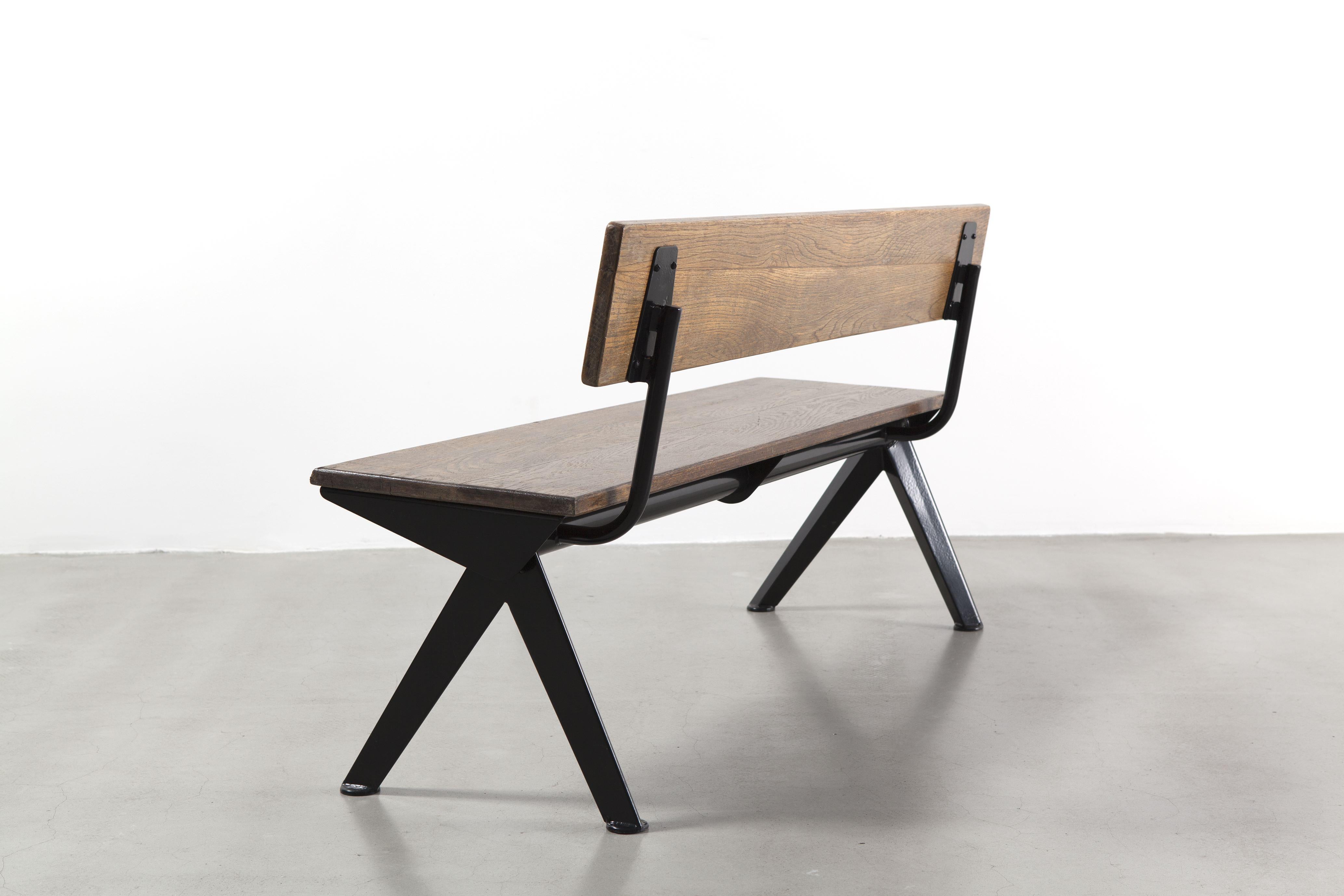 Bent sheet steel and steel tube and solid wood
Measures: H. 74.5 x L. 142.5 x P. 46 cm
H. 29.33 x L. 56.1 x D. 18.11 inches
Provenance: Commissariat à l’énergie atomique, centre de Marcoule.