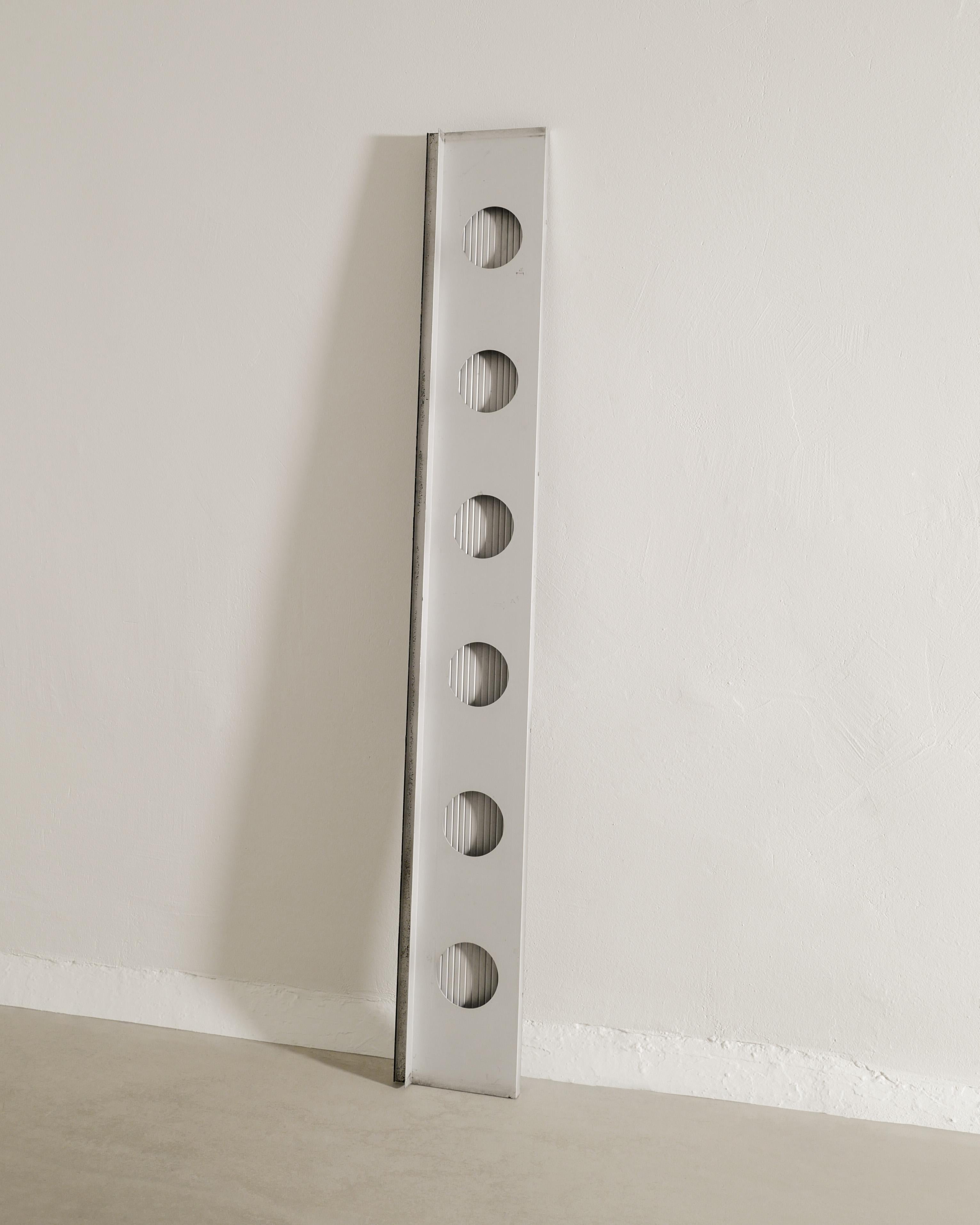 Très rare élément de volet d'aération architectural du milieu du siècle en aluminium par Jean Prouvé produit par C.I.M.C. en France, années 1950. En bon état d'origine. La base de la suspension murale et la ficelle d'origine sont fournies.